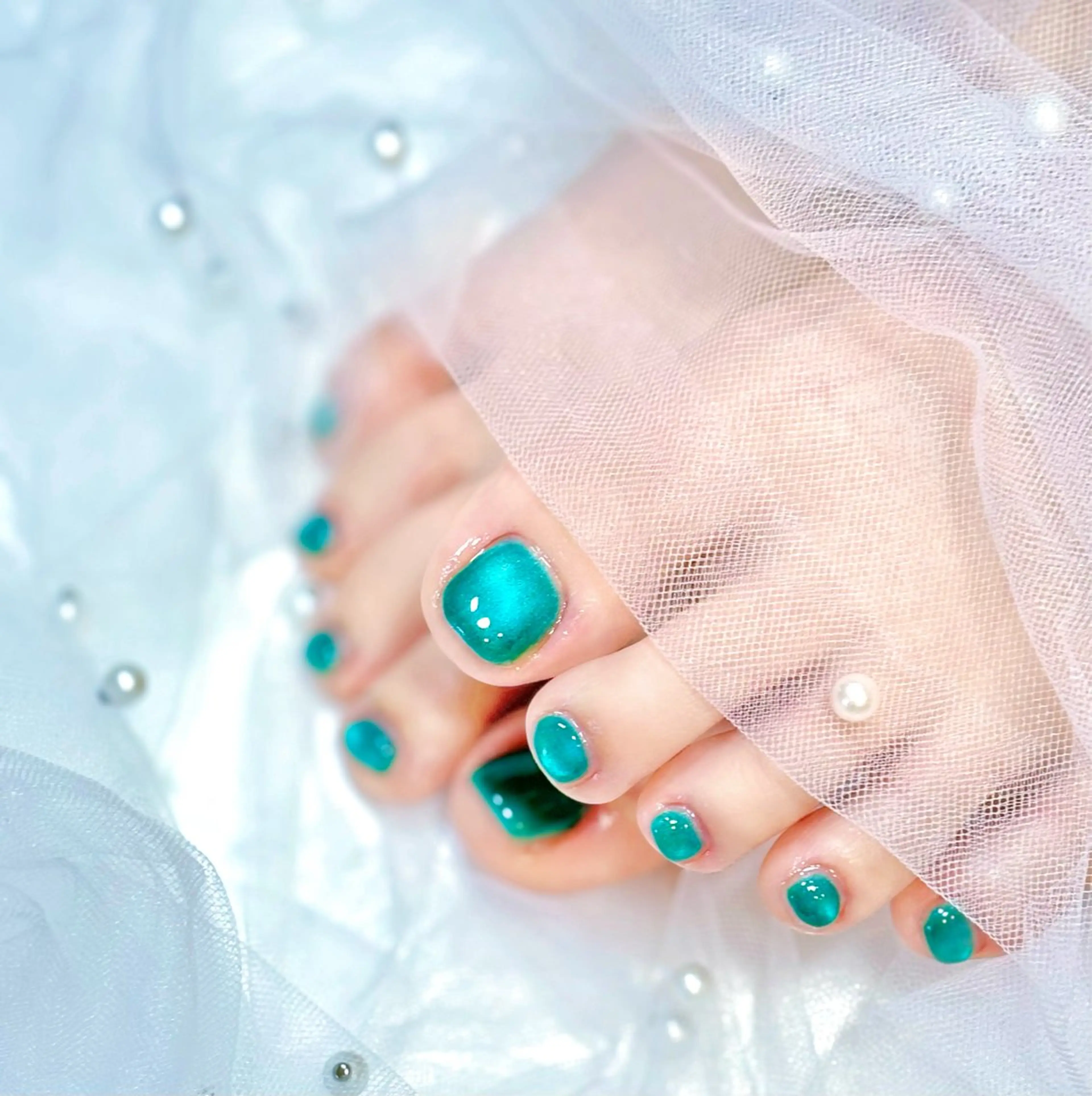 ネイル フットネイル グリーン マグネットネイル ワンカラーネイル 夏ネイル Chat noir所属・【chatnoir】 MIYUのネイルデザイン