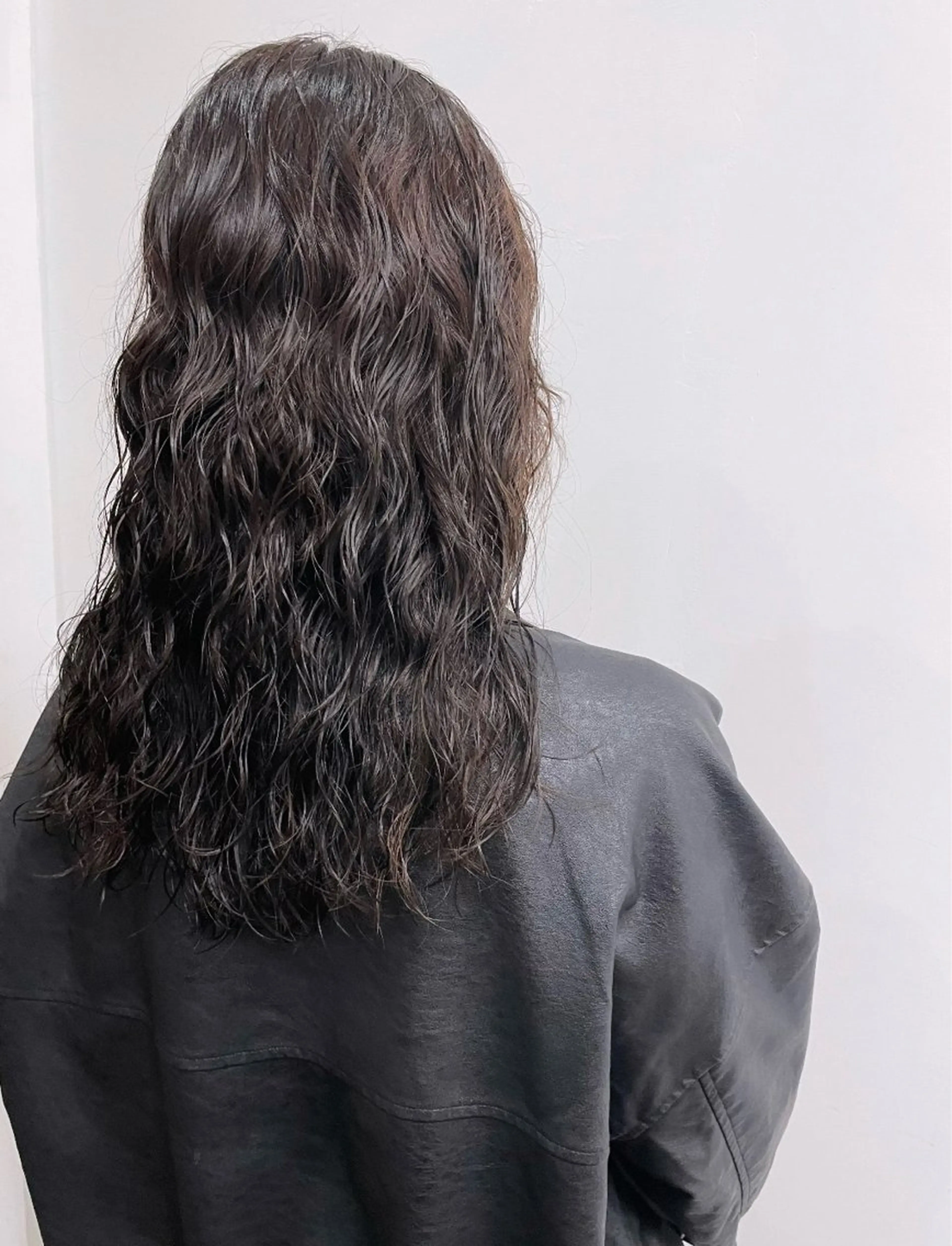 【動きと立体感で一気に垢抜けヘアに✨】  パーマの写真
