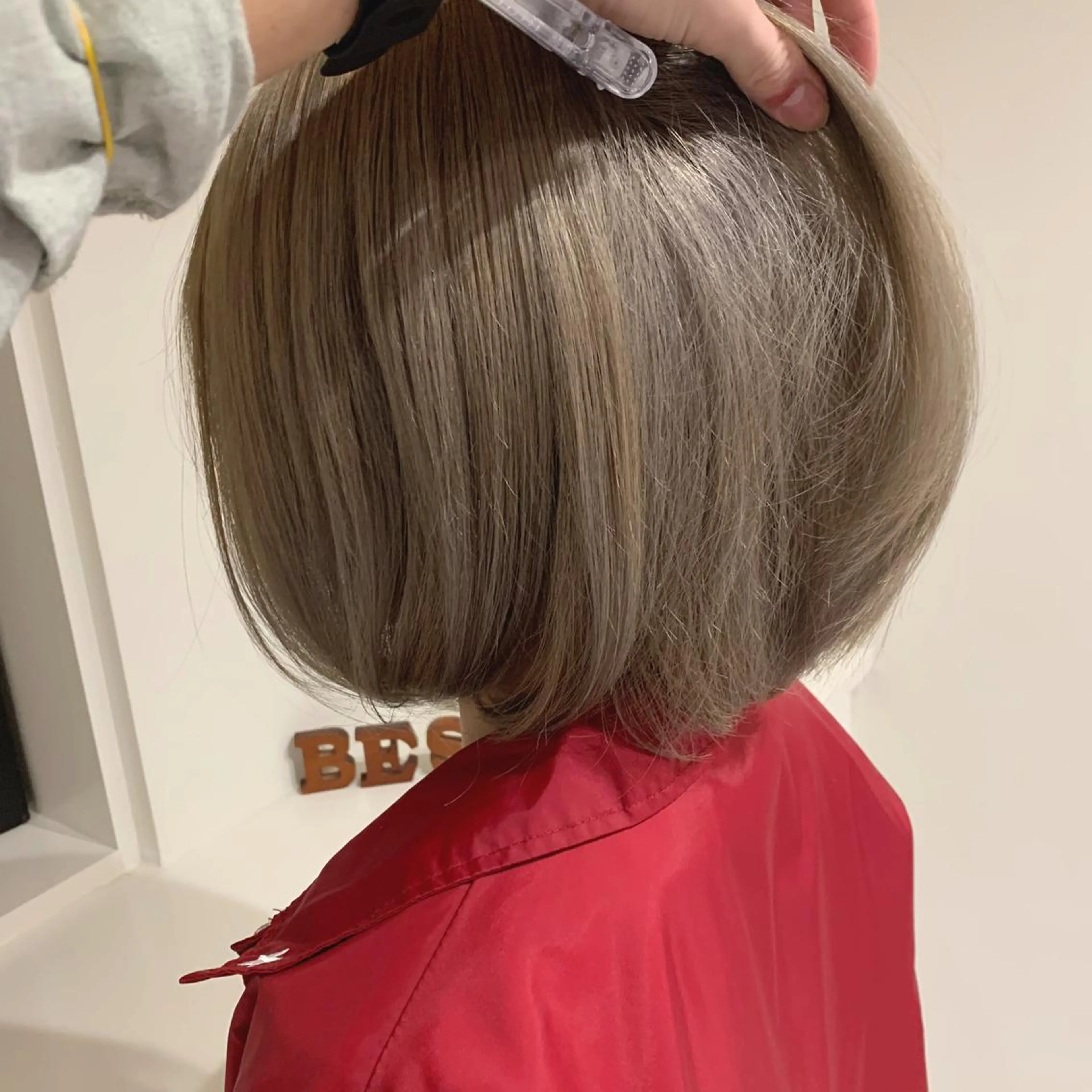 ショート カラー ベージュカラー ブリーチ グレージュ ミルクティーグレージュ 清水 亮太／赤み消しカラーのヘアスタイル