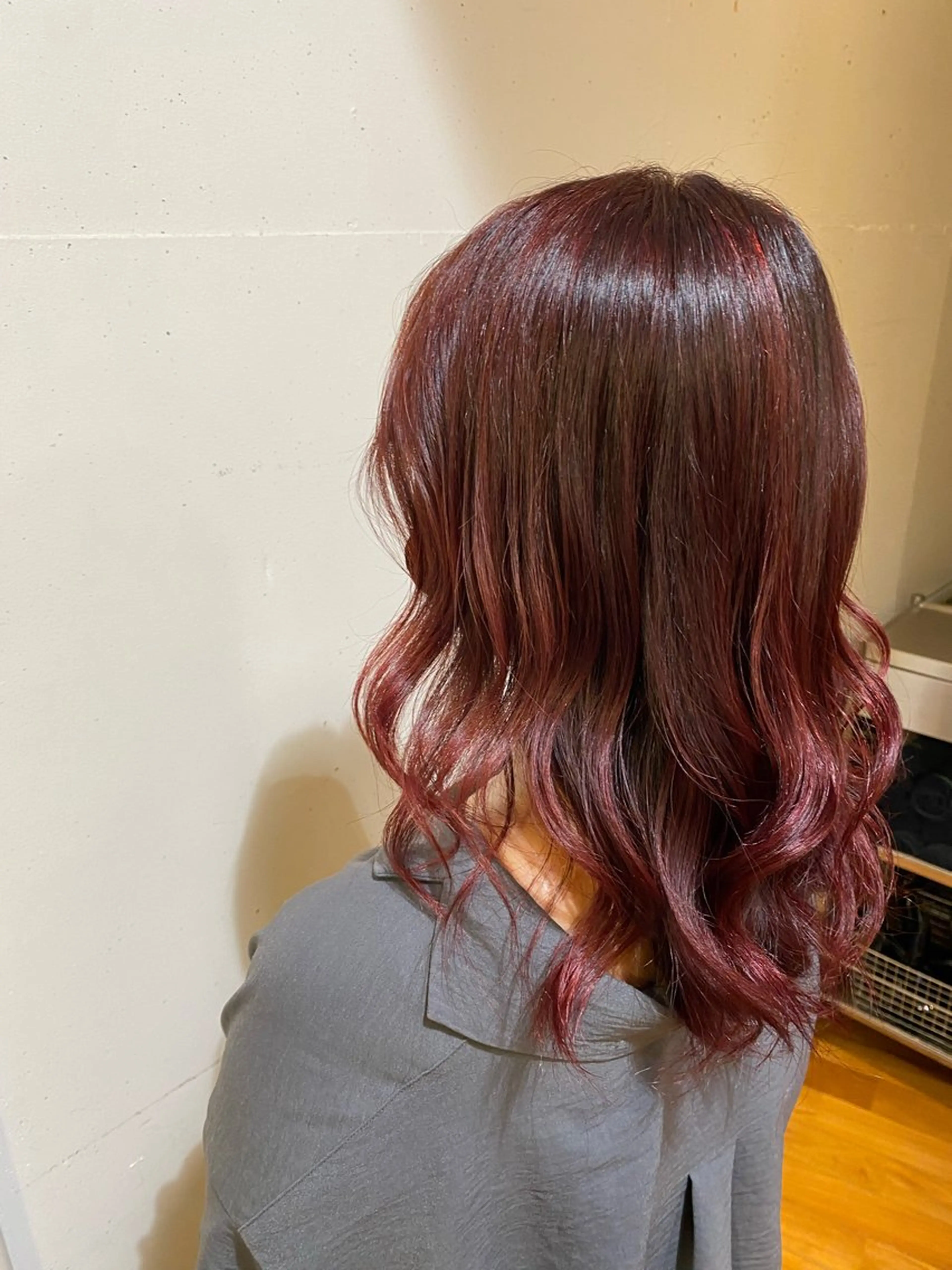 ミディアム カラー レッドカラー 長澤 しずくのヘアスタイル