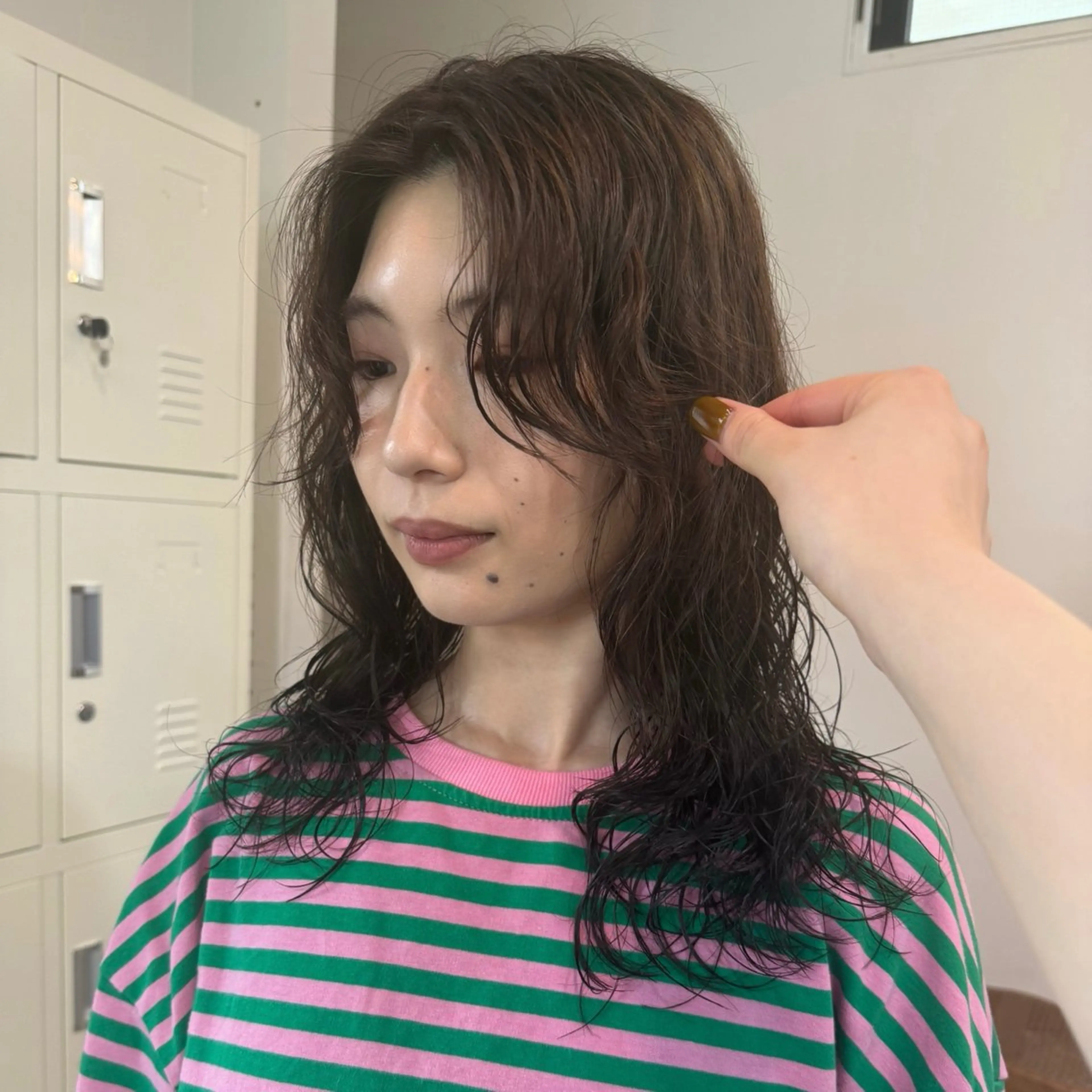 セミロング パーマ セミロングパーマ 顔まわりレイヤー レイヤーカット カット パーマ トリートメント shin enom yuukaのヘアスタイル