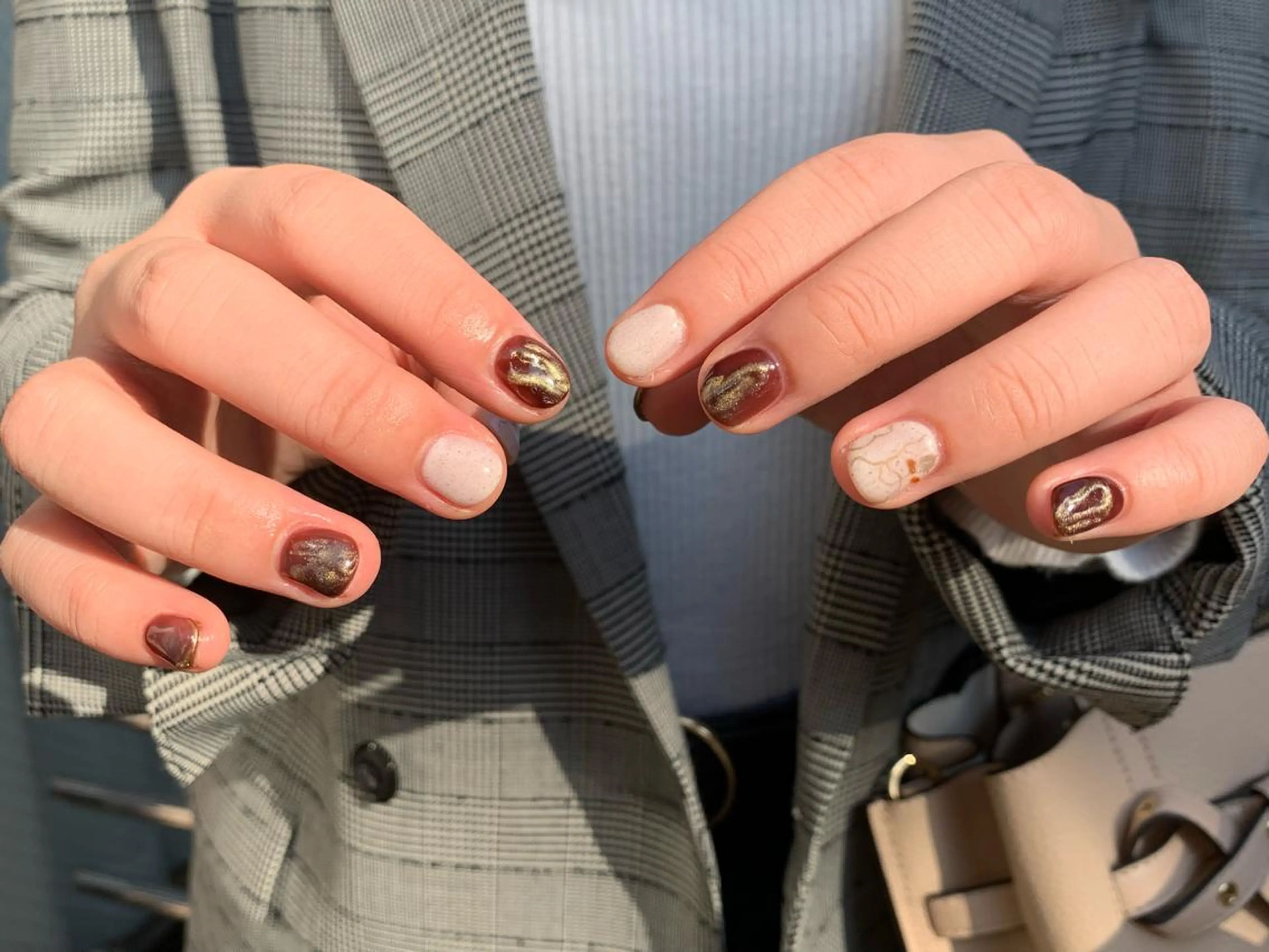 ネイル ブラウン ニュアンスネイル ホワイト マキノ ユイのネイルデザイン