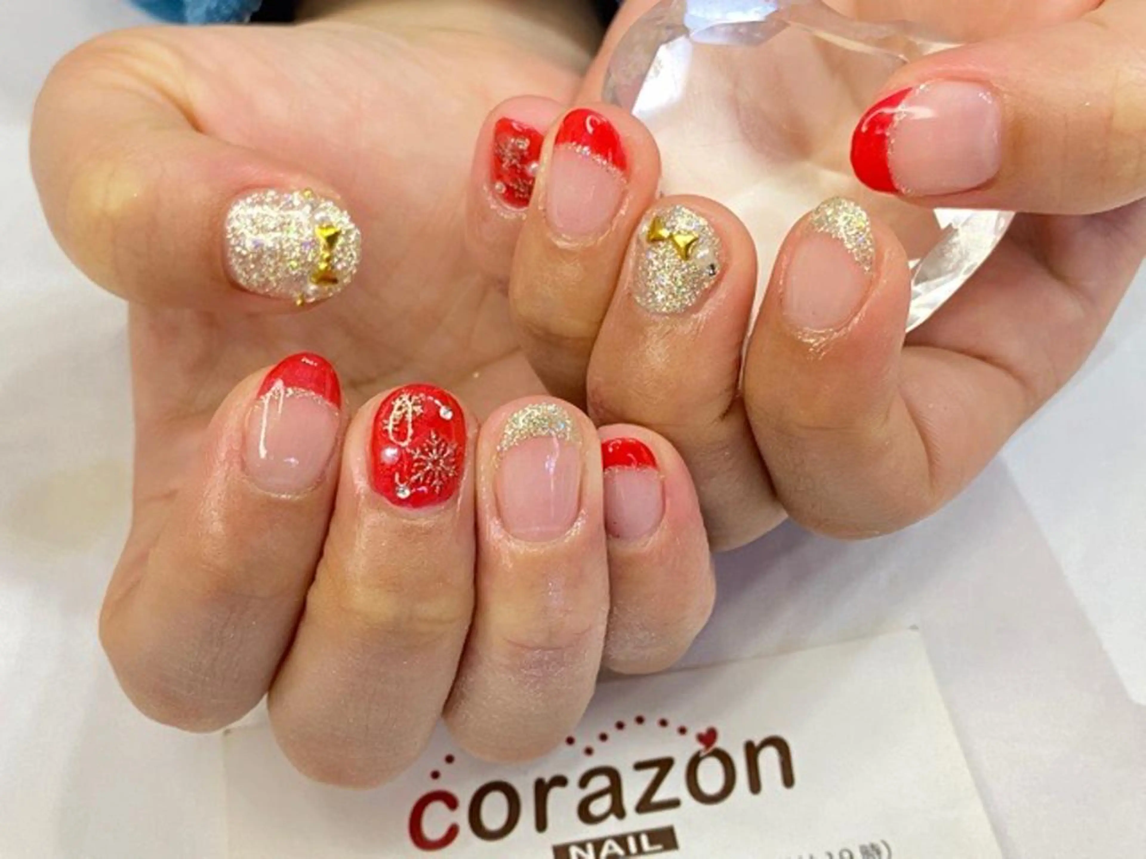 ネイル フレンチネイル ゴールド 赤色 リボン 冬ネイル corazon所属・ネイリスト aicoのネイルデザイン