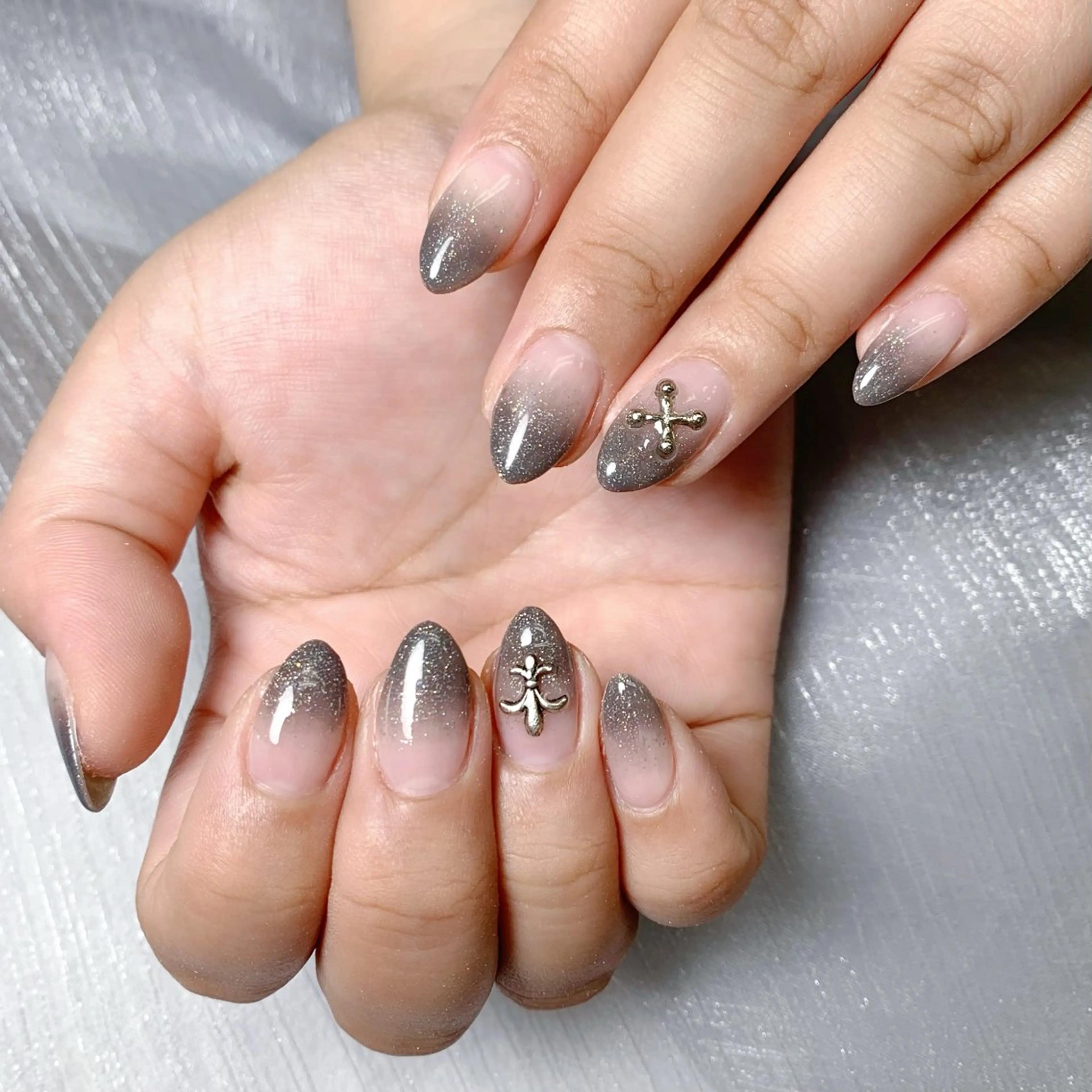 ネイル グラデーション キラキラネイル ラメ(グリッター) ラメグラデーション オフィスネイル ハンドネイル なつみ wooのネイルデザイン