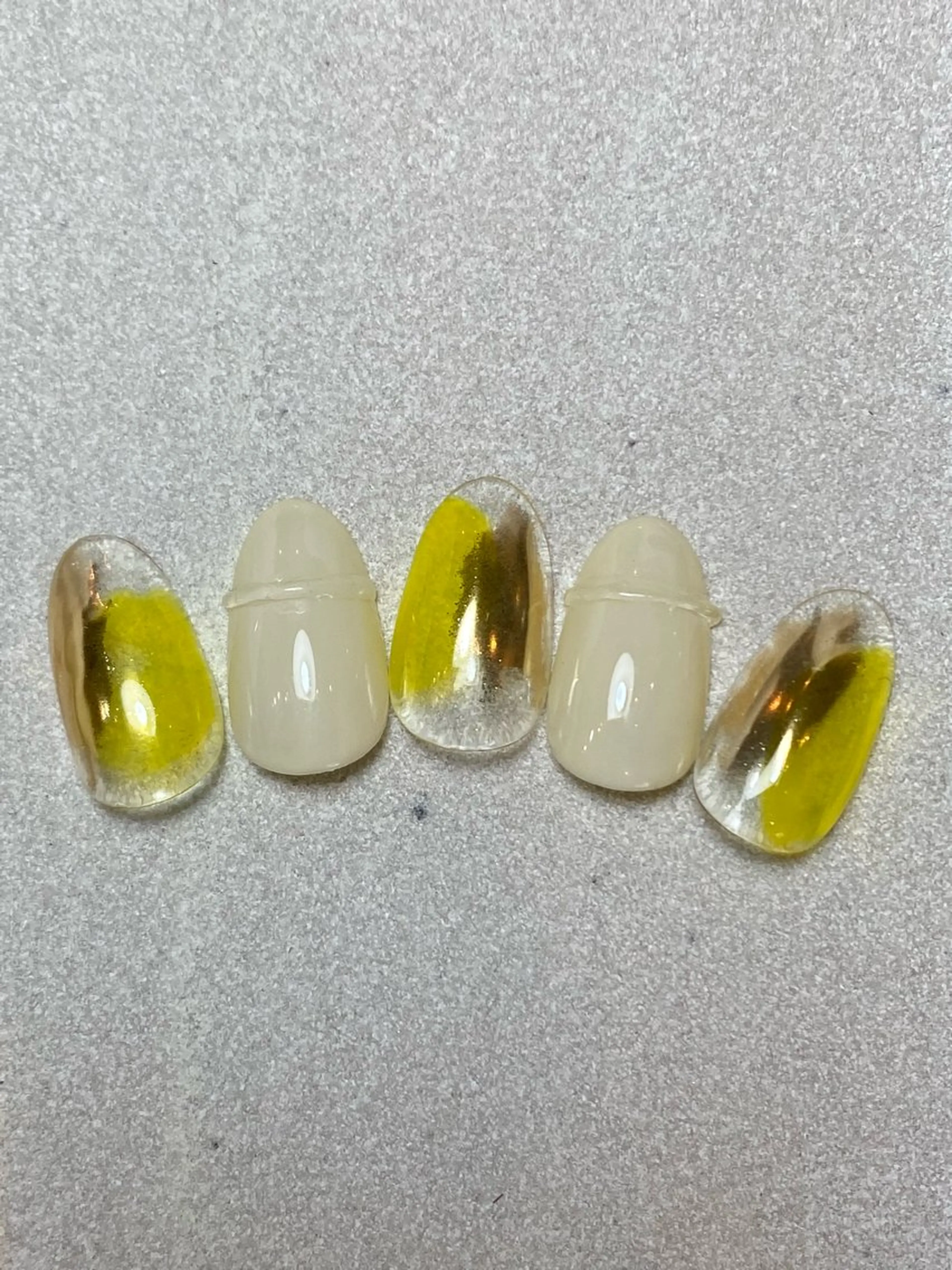 ネイル ミラーネイル 黄色 苦楽園the she nailのネイルデザイン