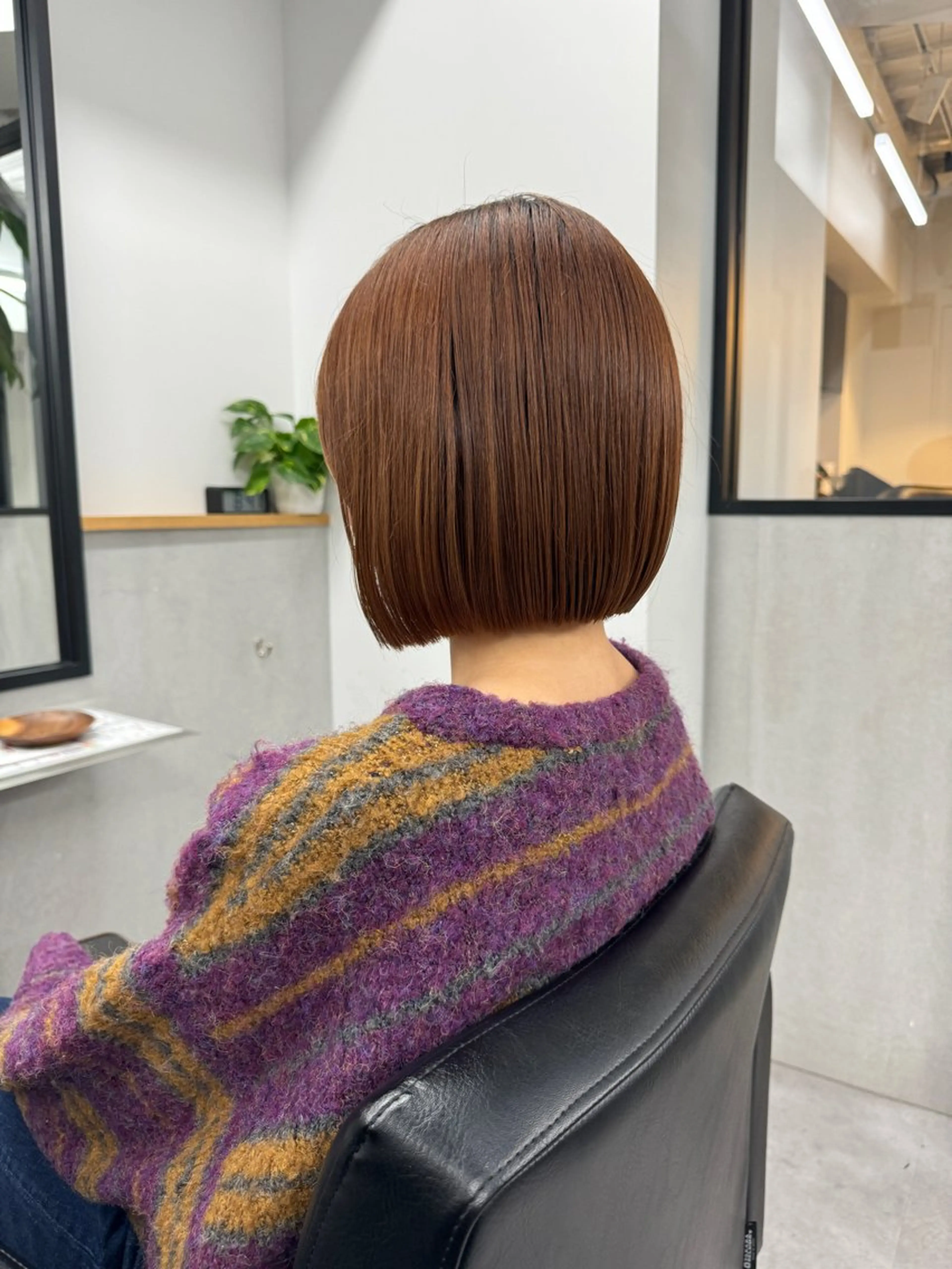 ミディアム カラー 切りっぱなしボブ レイヤー/縮毛矯正のヘアスタイル