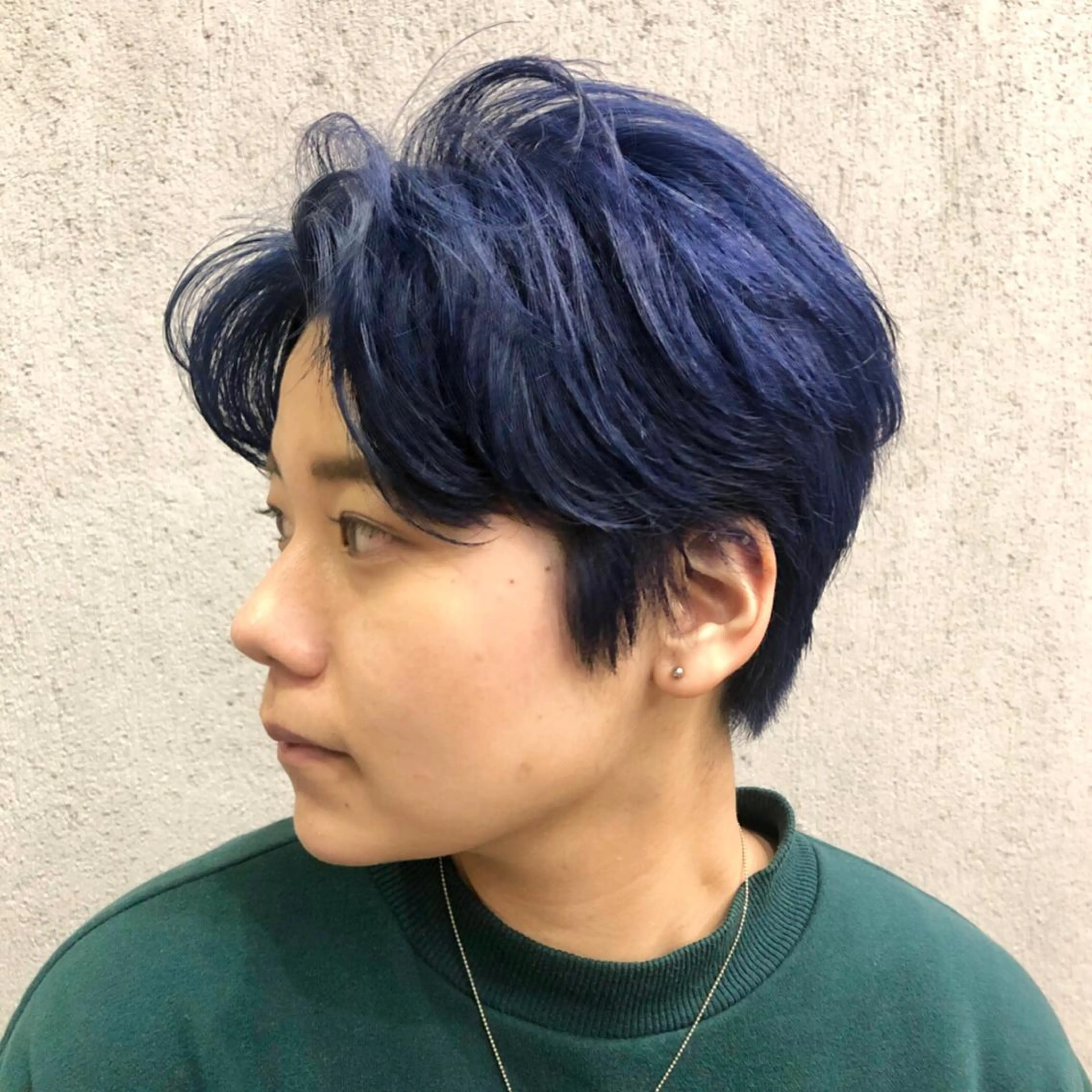 ショート カラー ブリーチ ブルーカラー ネイビーカラー 岡田 真綾のヘアスタイル