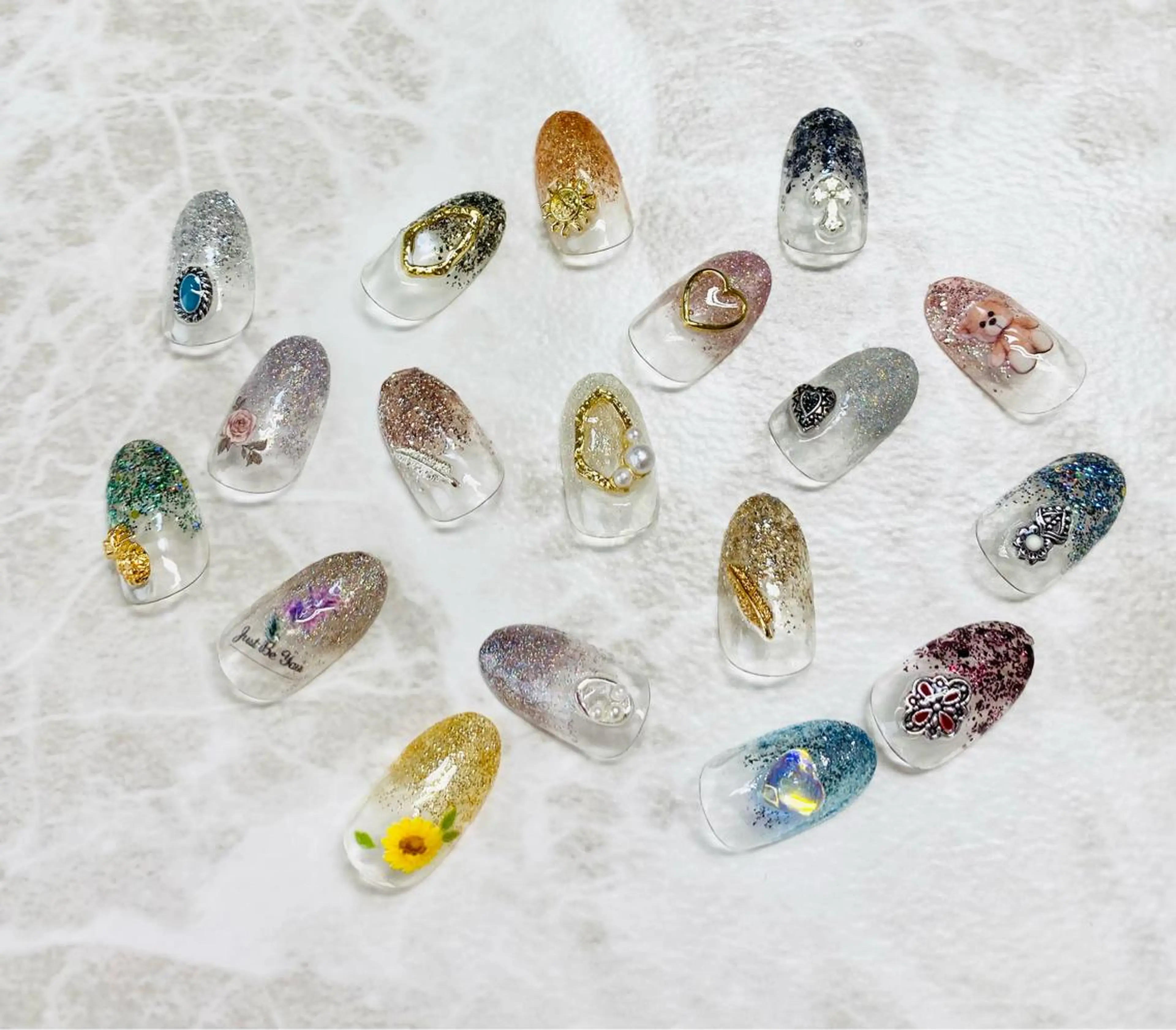 ⭐️ラメグラデーションコース⭐️片手1本ずつにシールかパーツをサービス致します！⭐️の写真