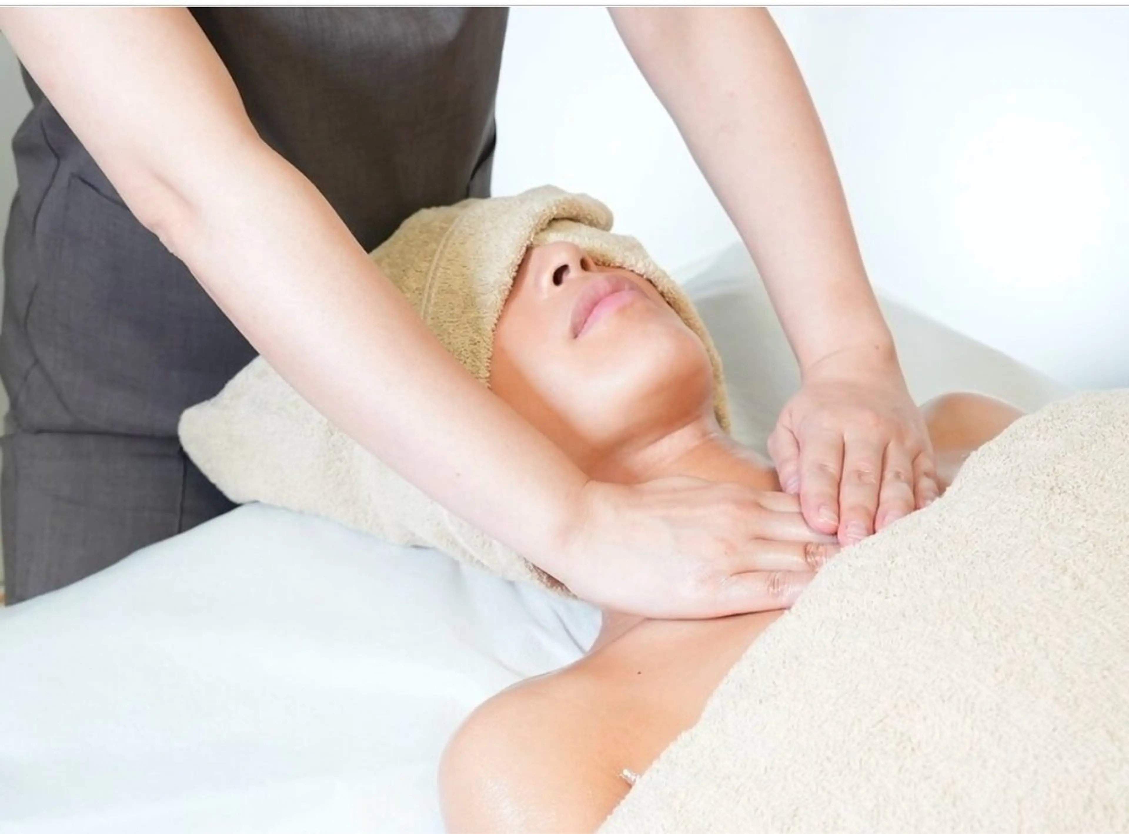 《首肩こり深層ケア/美姿勢》💆🏻‍♀️脳洗浄®︎ヘッド+デコルテ肩甲骨オイルトリートメント+小顔フェイシャル100分の写真