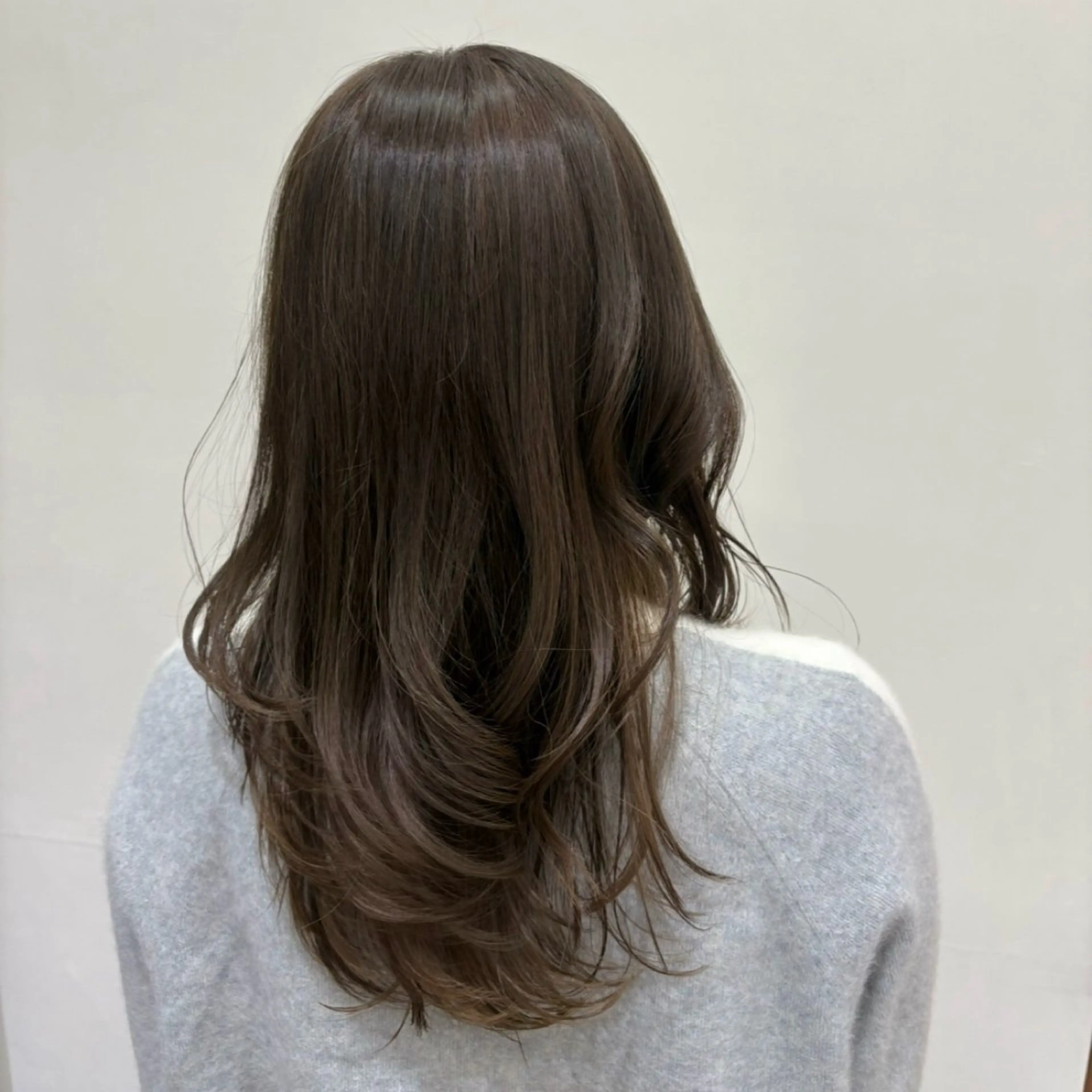 セミロング カラー ベージュカラー 透明感カラー ダブルカラー オリーブベージュ momo / カラーモデルのヘアスタイル