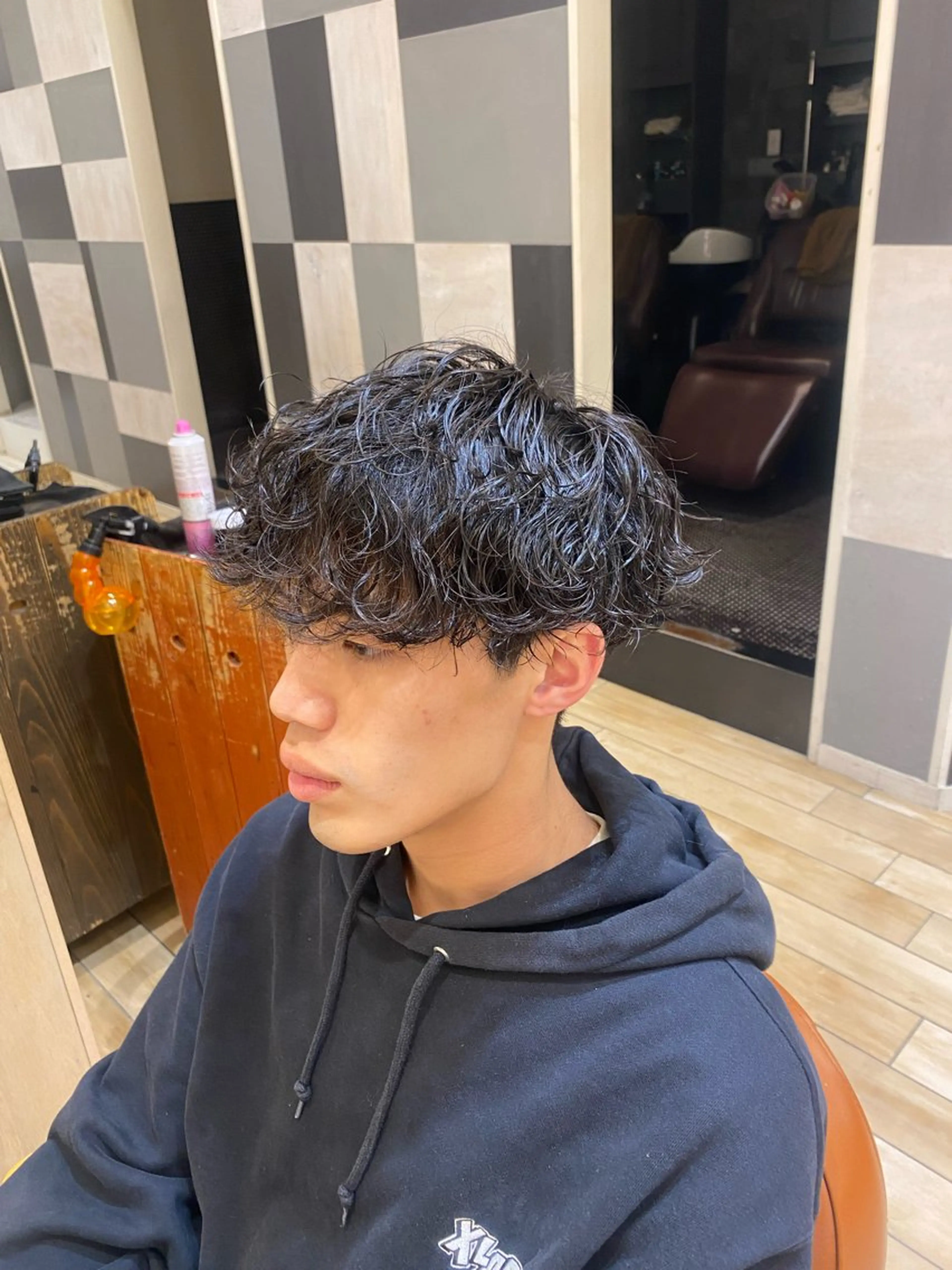 ミディアム パーマ メンズ ミディアムパーマ メンズパーマ 学生(メンズ向け) 波巻きパーマ 学生 カット パーマ トリートメント ヘアセット 新宿メンズパーマ ヨモギダのヘアスタイル