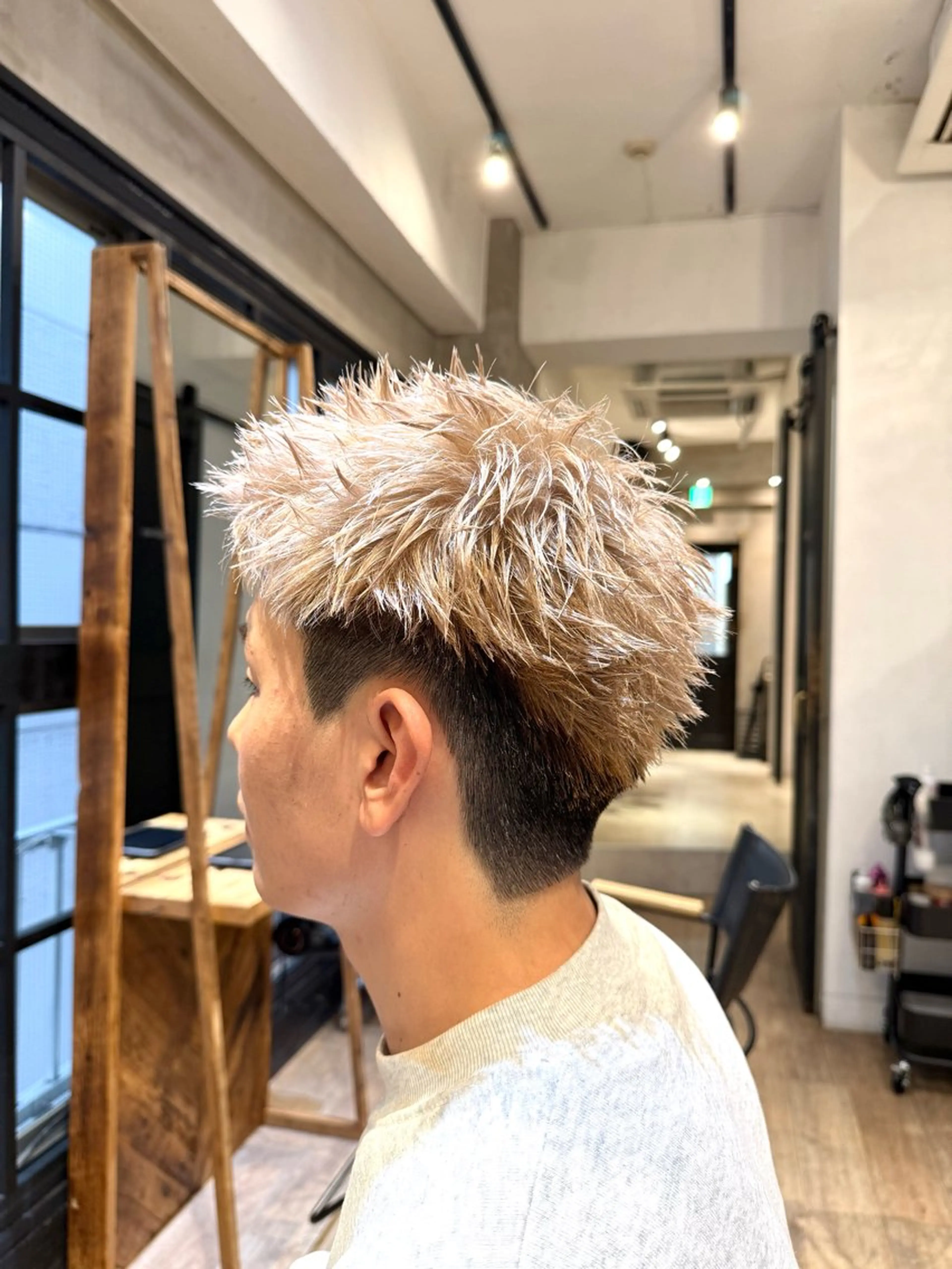 ショート カラー メンズ スパイキーショート 刈り上げ ブロンド ホワイトブロンド ショートヘア ヘアカラー メンズショート/ピン パーマ/新宿/フウガのヘアスタイル