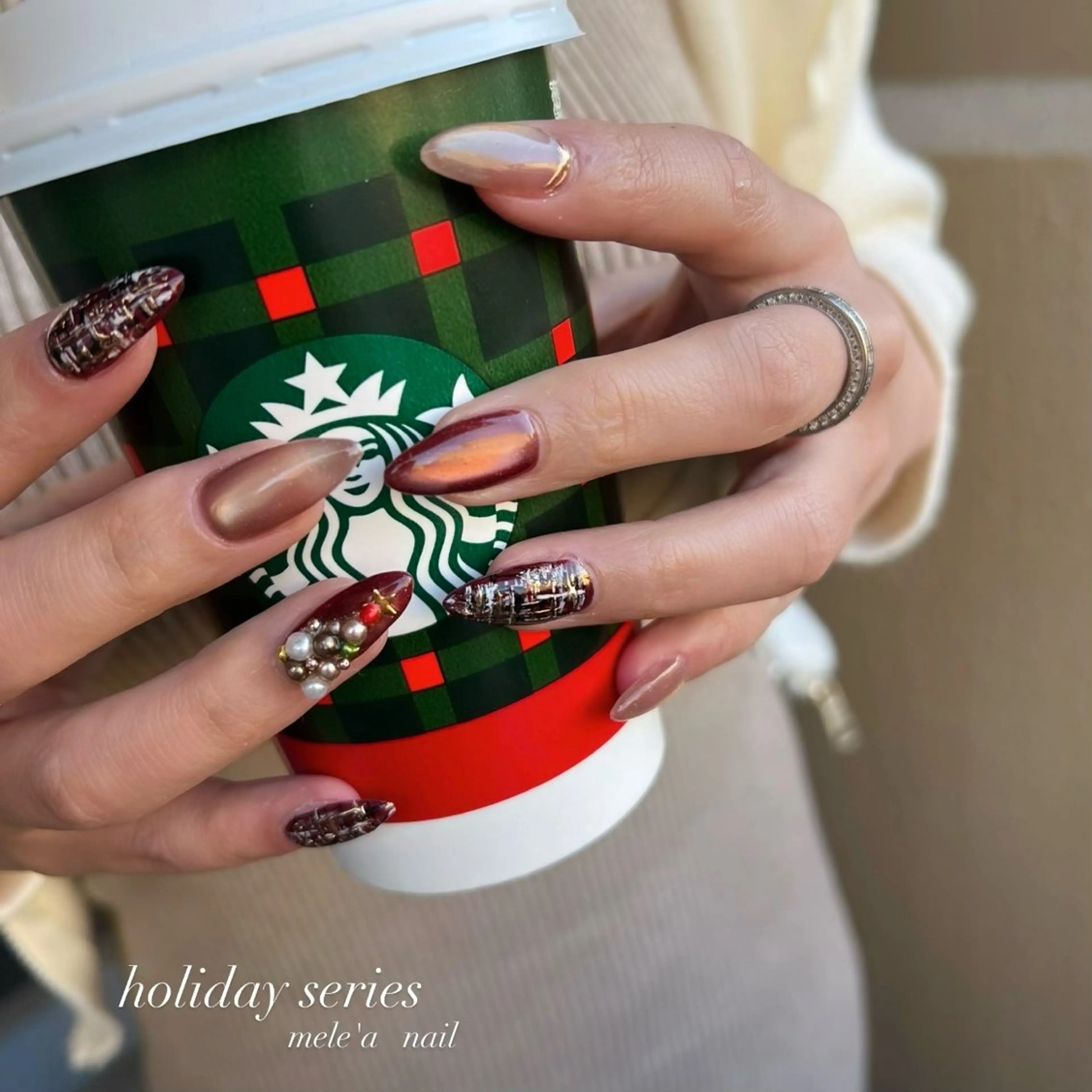 ネイル マグネットネイル 冬ネイル クリスマス miho meléanailのネイルデザイン