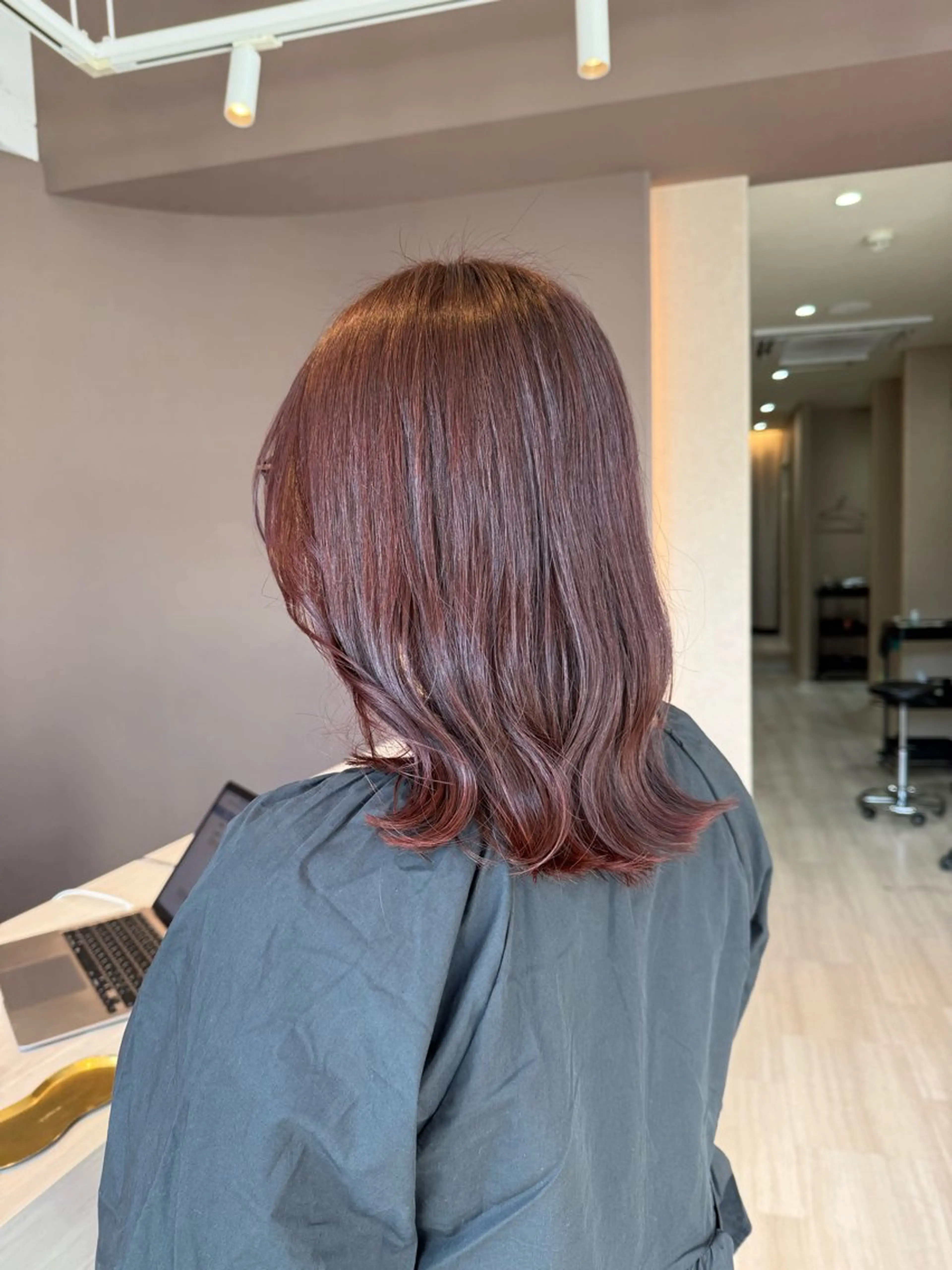 ミディアム ピンクブラウン Lien.AKI 透明感カラー🤍のヘアスタイル