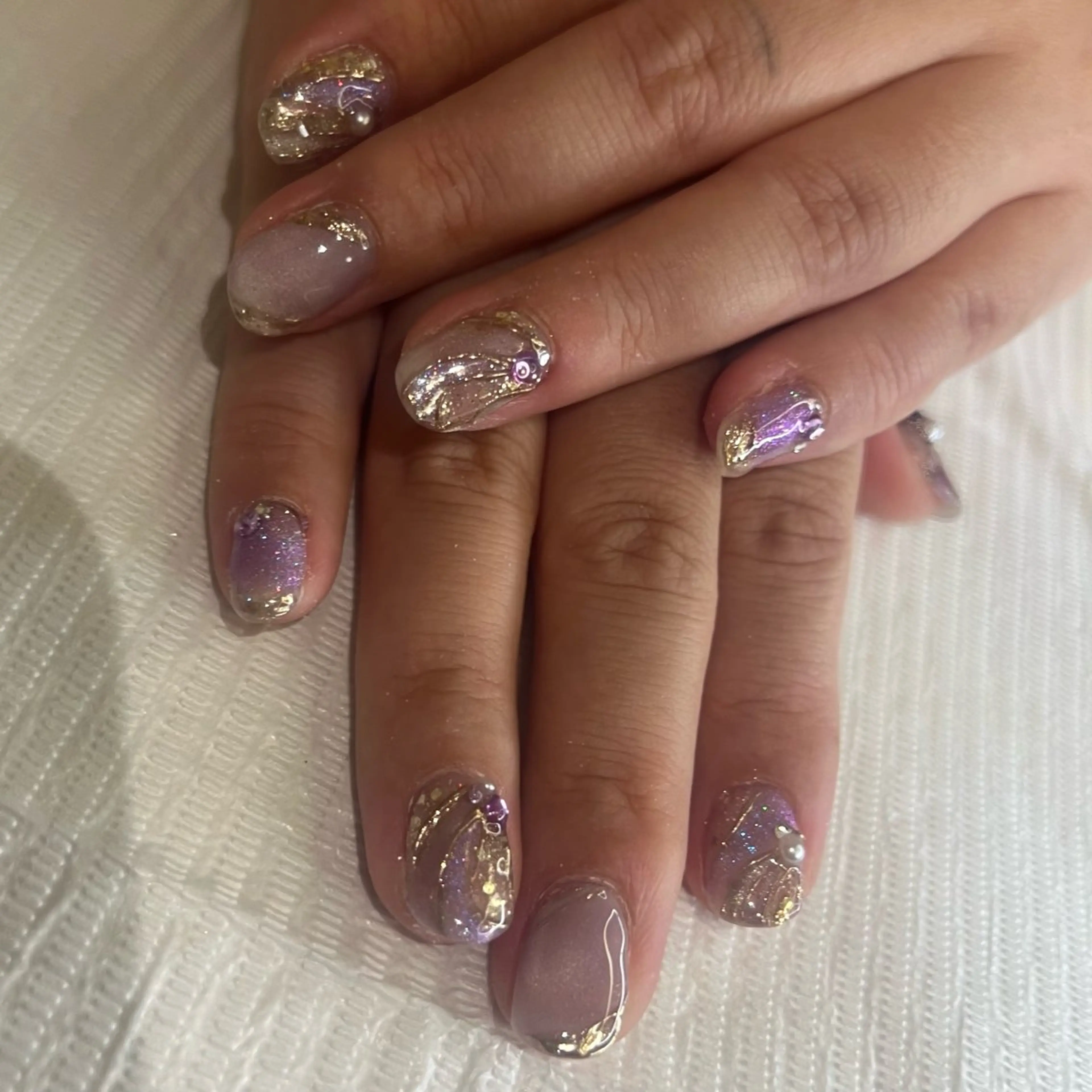 ネイル パープル ショートネイル ILLO Yuinaのネイルデザイン