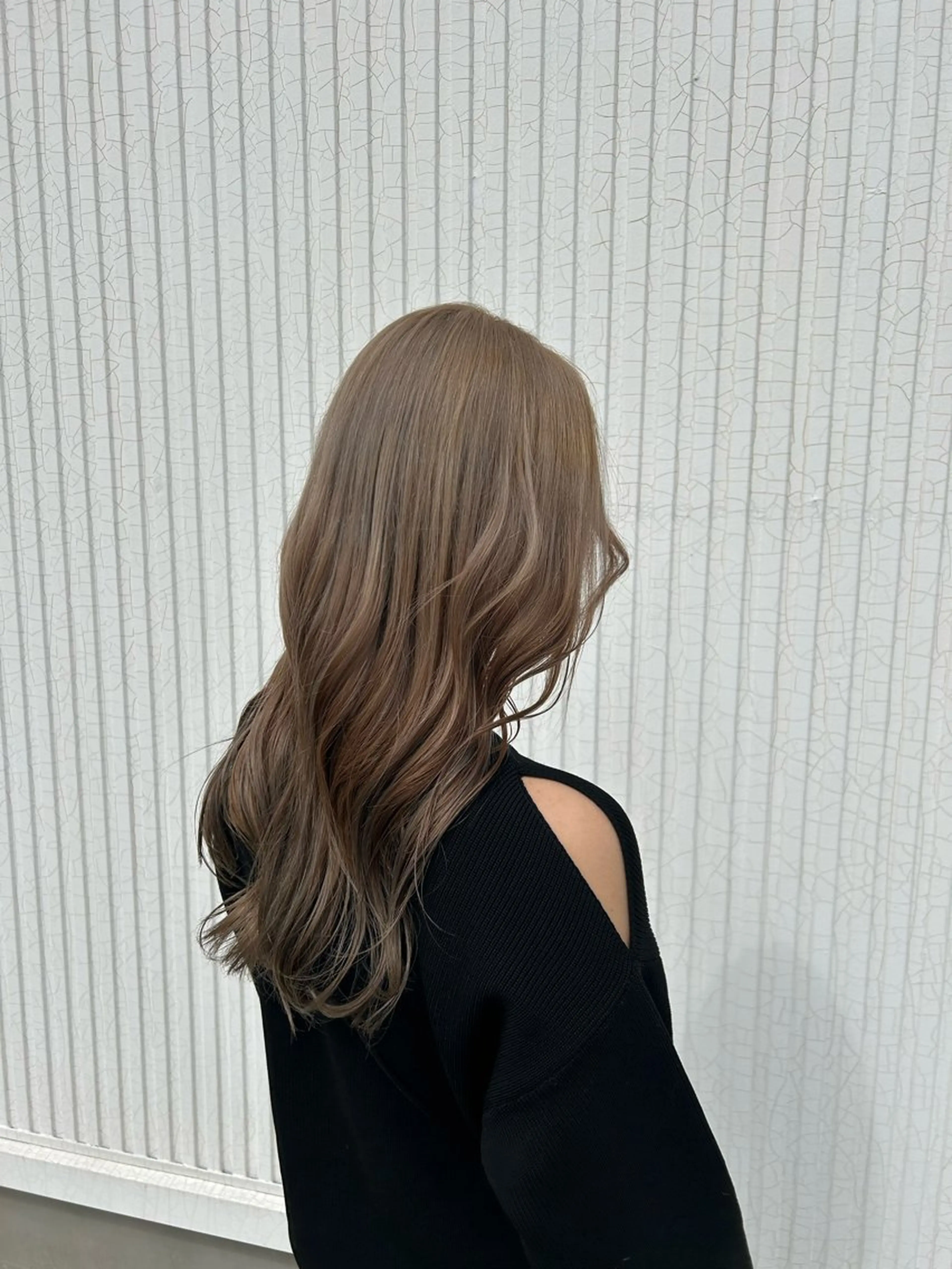 ロング カラー ベージュカラー ブリーチ ミルクティーベージュ 東山 紗月のヘアスタイル