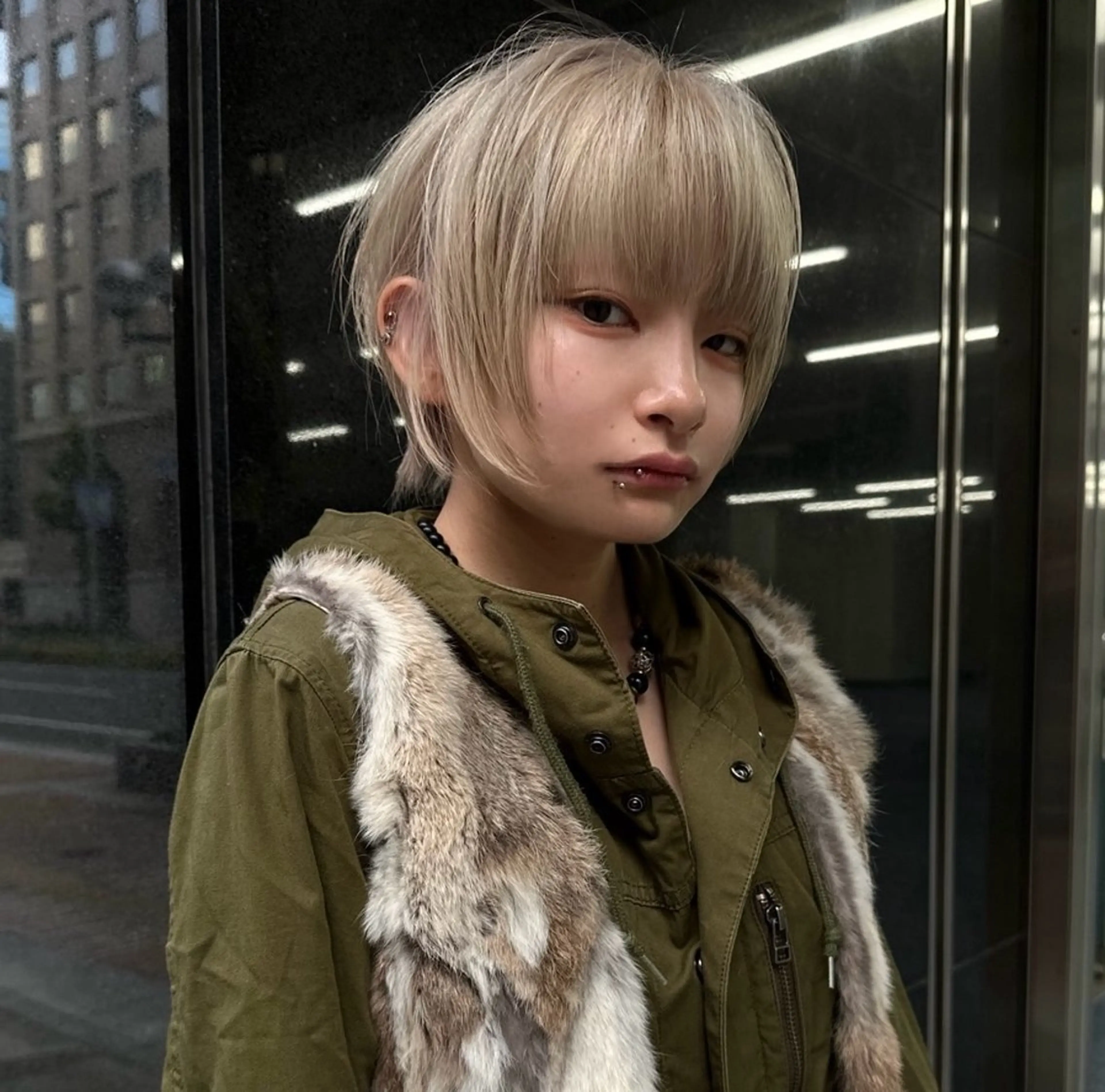 ショート カラー ベージュカラー ホワイトベージュ シャギー ショートヘア カット ヘアカラー 顔周りデザイン/ ハイトーン/多田悠馬のヘアスタイル