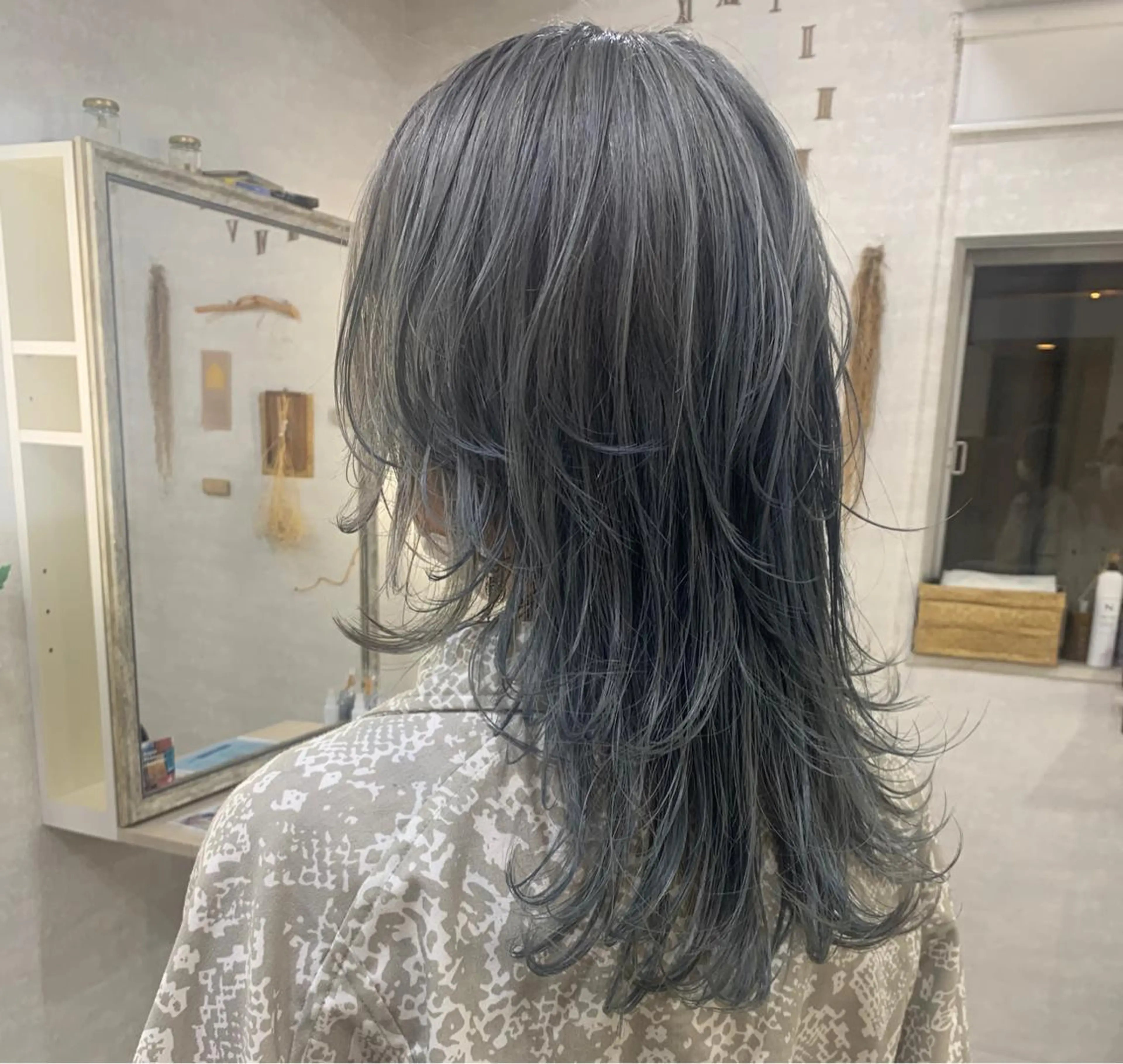 ミディアム カラー アッシュ ブルーカラー ブルーアッシュ 佐々木 有彩のヘアスタイル