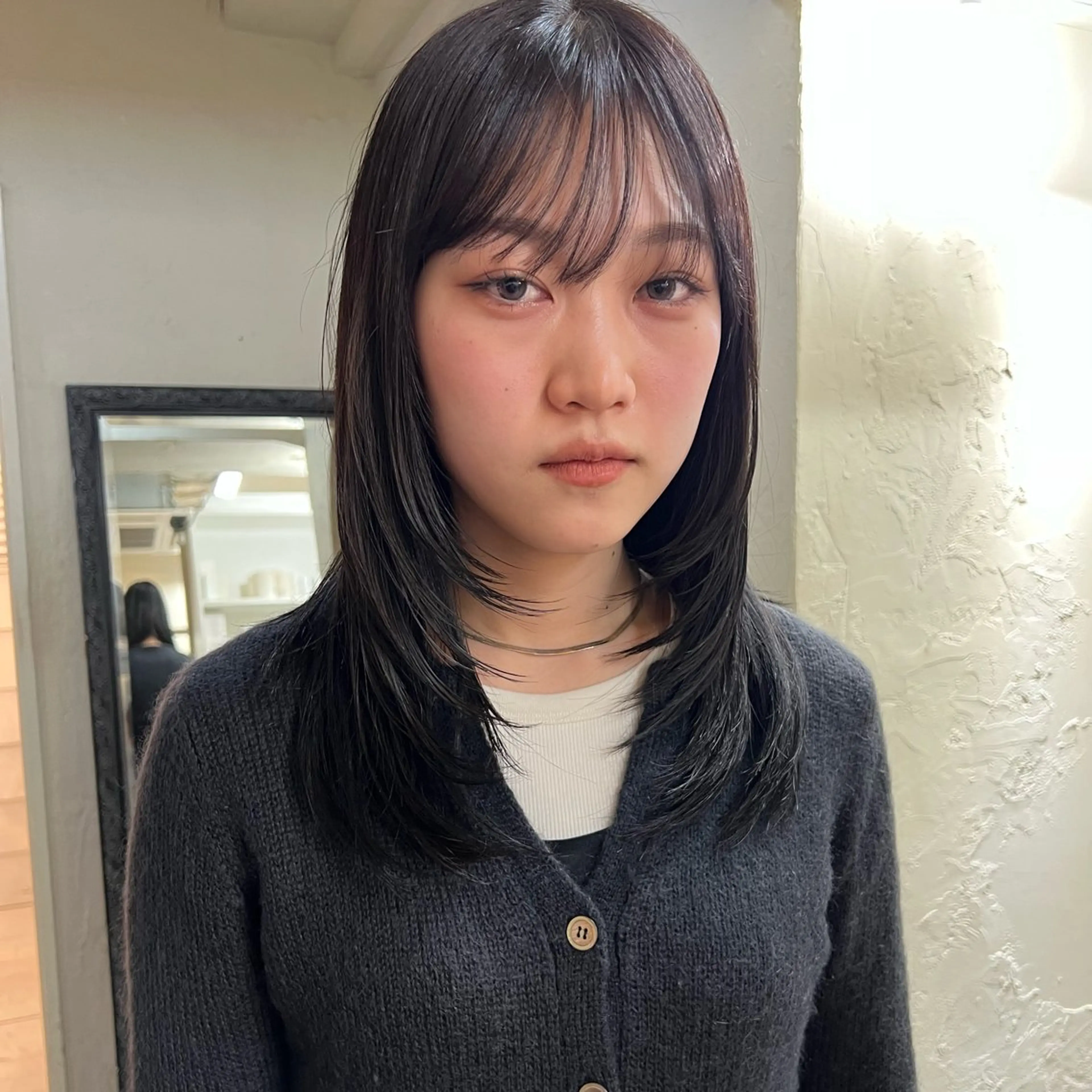 ミディアム カラー 黒髪 レイヤーカット 大久保 佳那のヘアスタイル