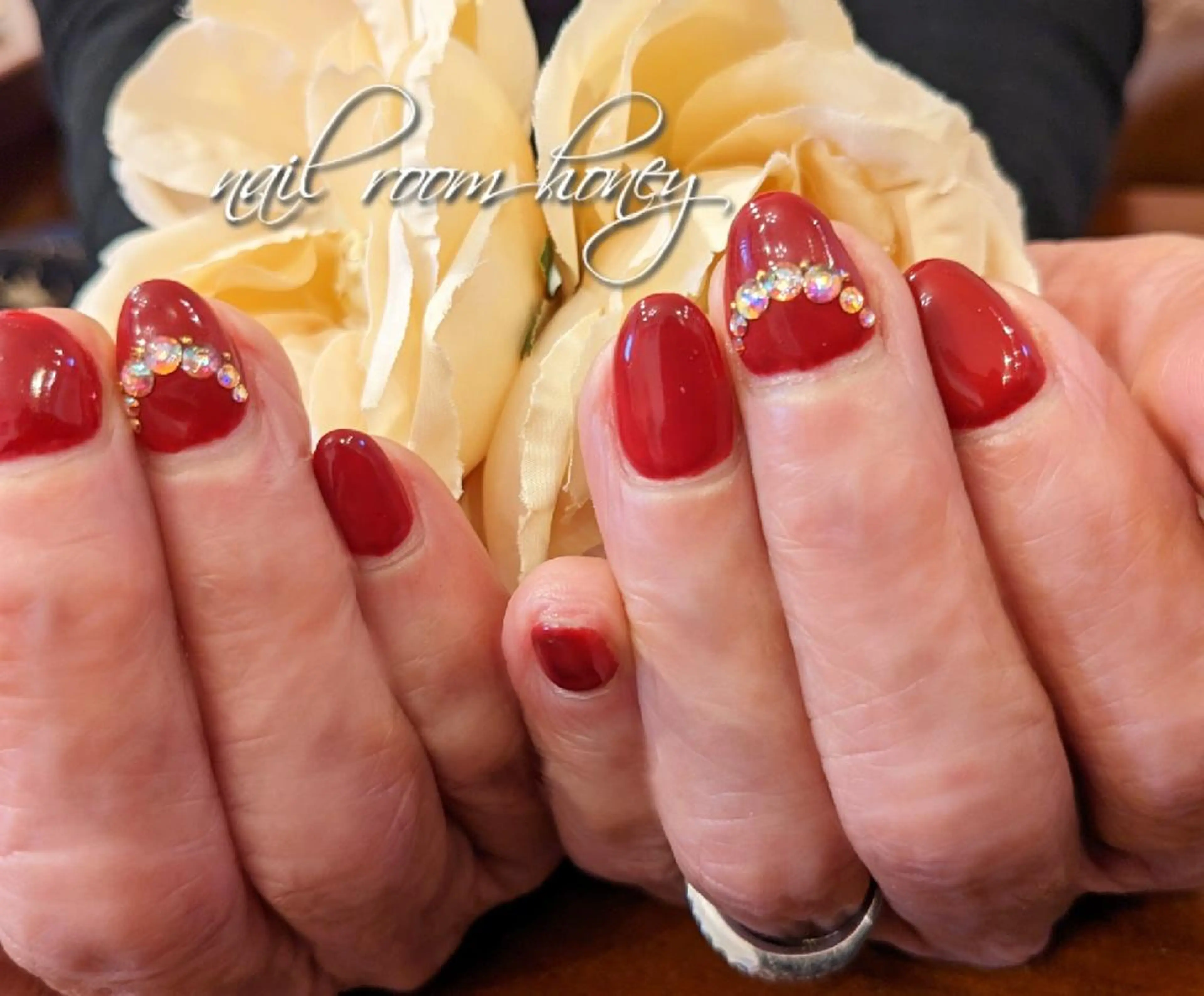 ネイル オーロラネイル ボルドー ワンカラーネイル 赤色 ストーンネイル nail room  honeyのネイルデザイン