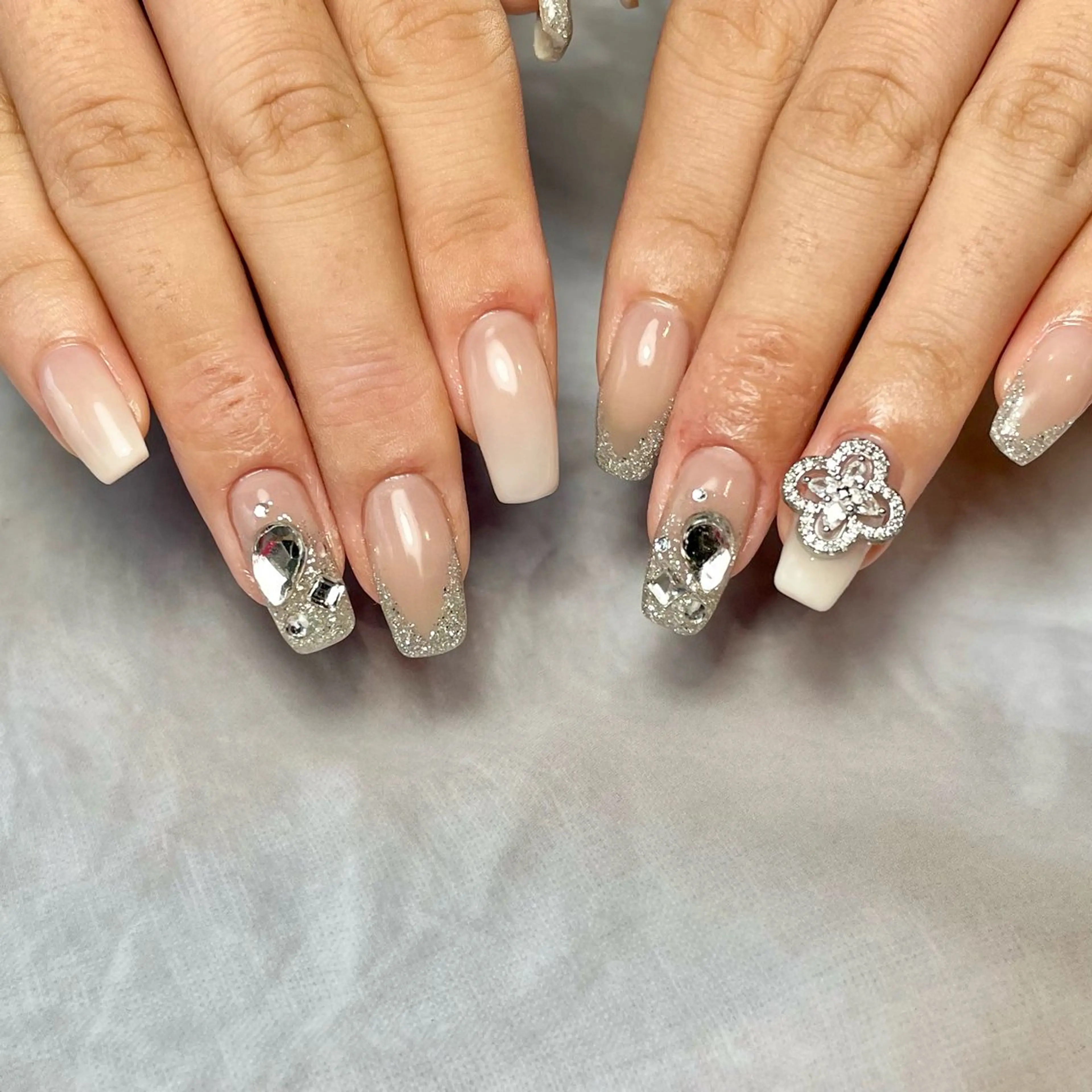 ネイル キラキラネイル ホワイト ハンドネイル Reflection marikoのネイルデザイン