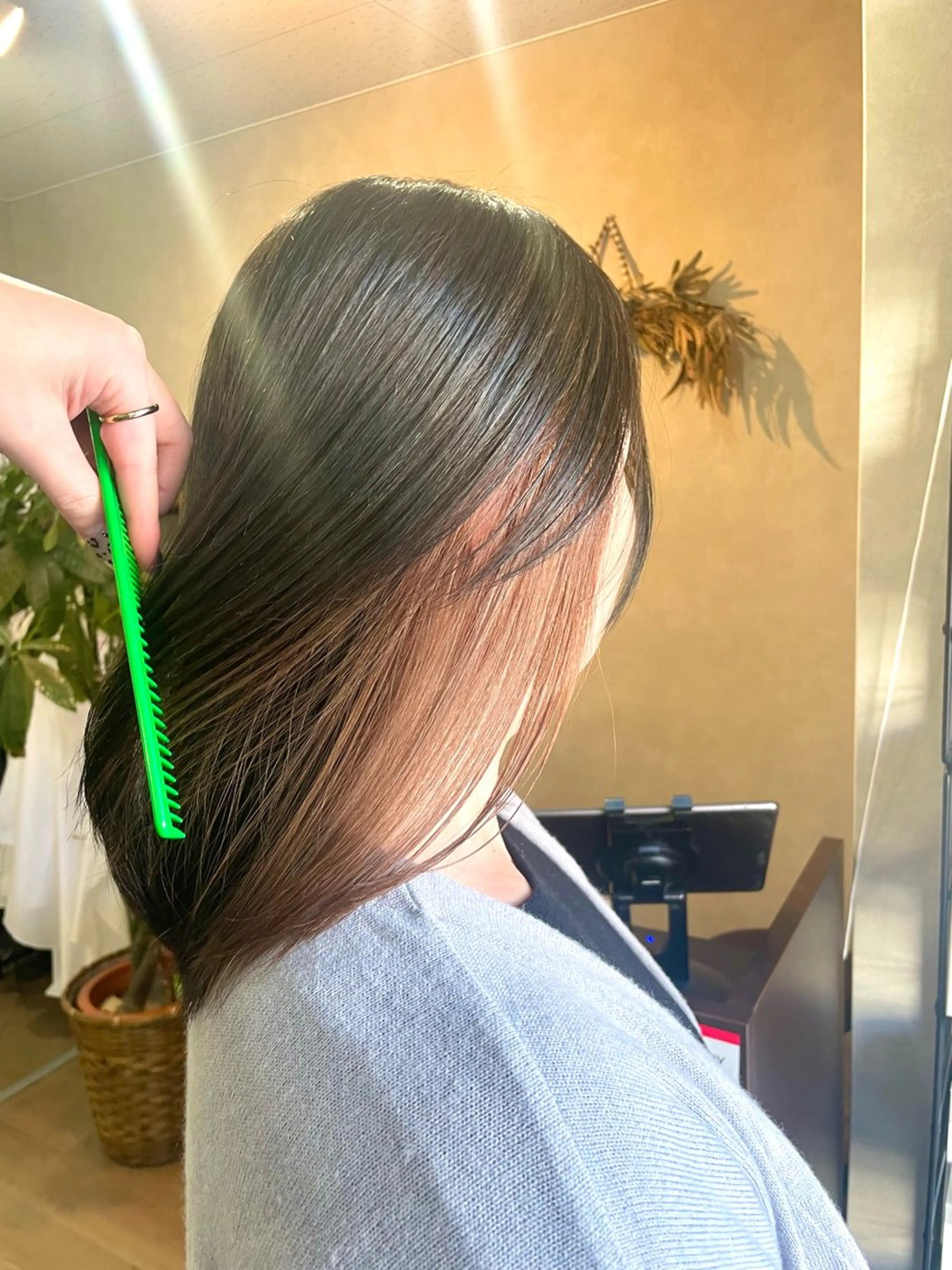 ミディアム カラー ブリーチ 透明感カラー ダブルカラー イヤリングカラー ハイライトカラー 猪股 唯菜のヘアスタイル