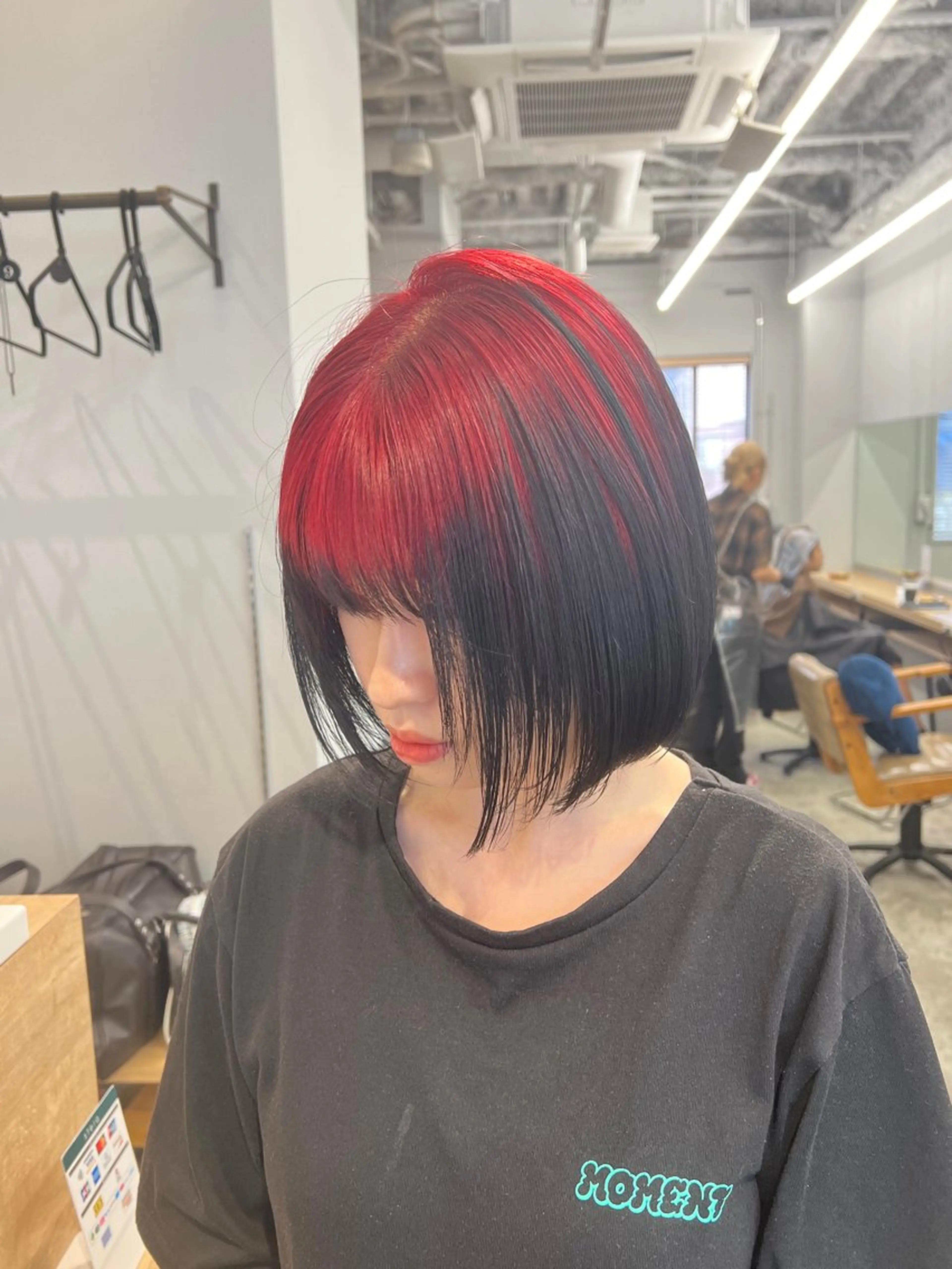 ショート カラー 黒髪 レッドカラー ブリーチ毛の縮毛矯正 ハイトーン/岡本智樹のヘアスタイル