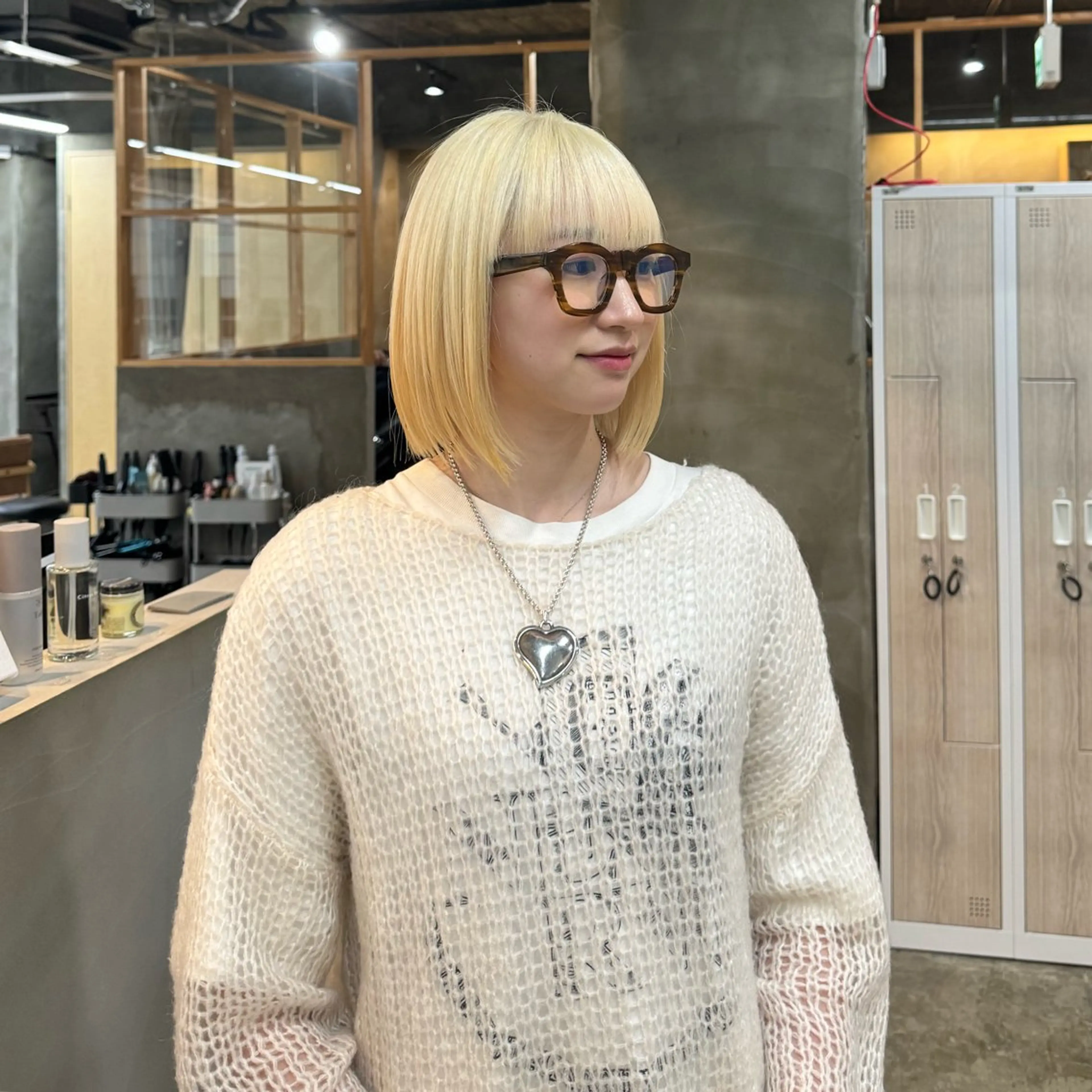 ミディアム 茜璃/ブリーチカラー /レイヤーカットのヘアスタイル