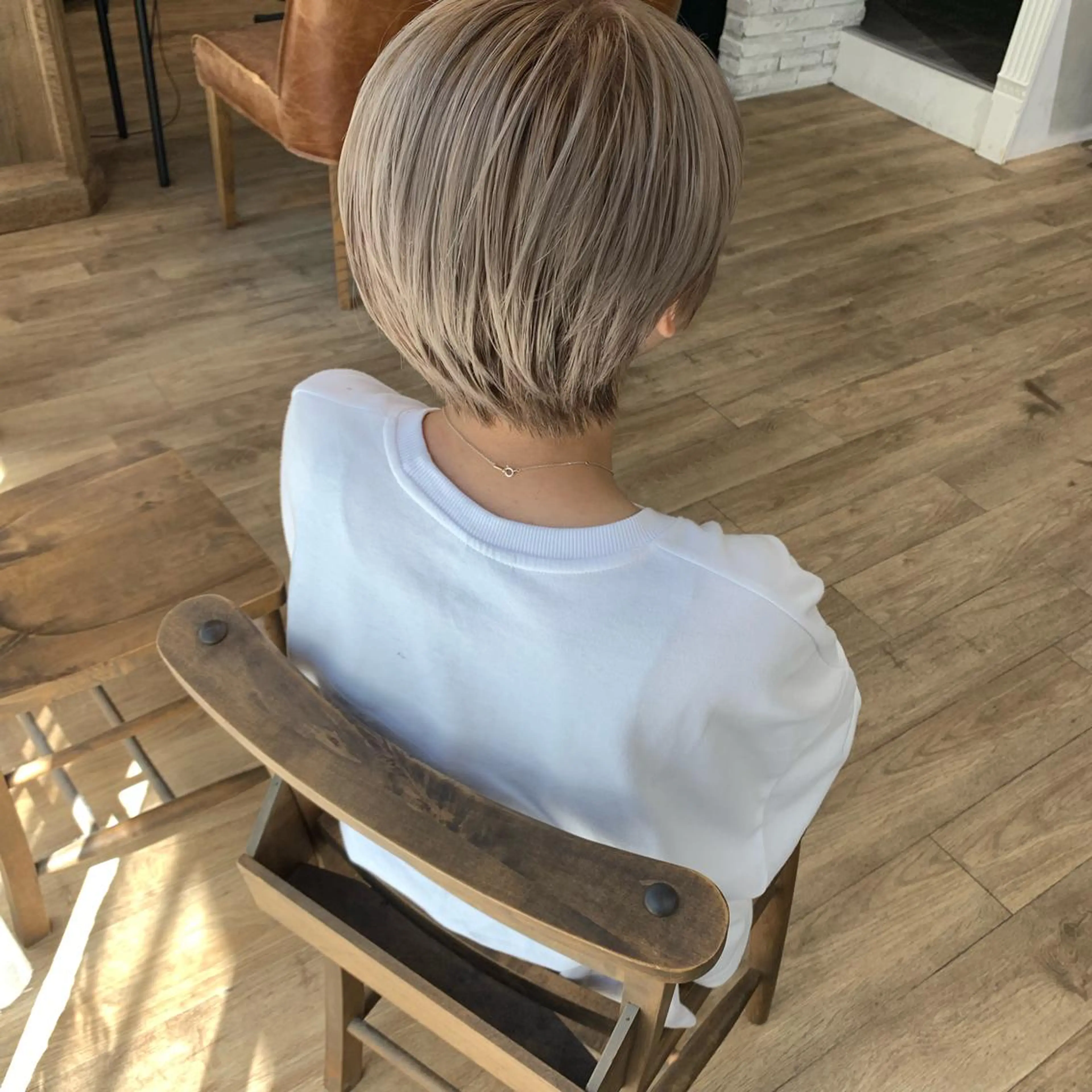 ショート カラー ベージュカラー ハイトーンカラー ミルクティーベージュ ショートヘア カット ヘアカラー トリートメント salowin梅田所属・レイヤー/顔周り /AKARIのヘアスタイル