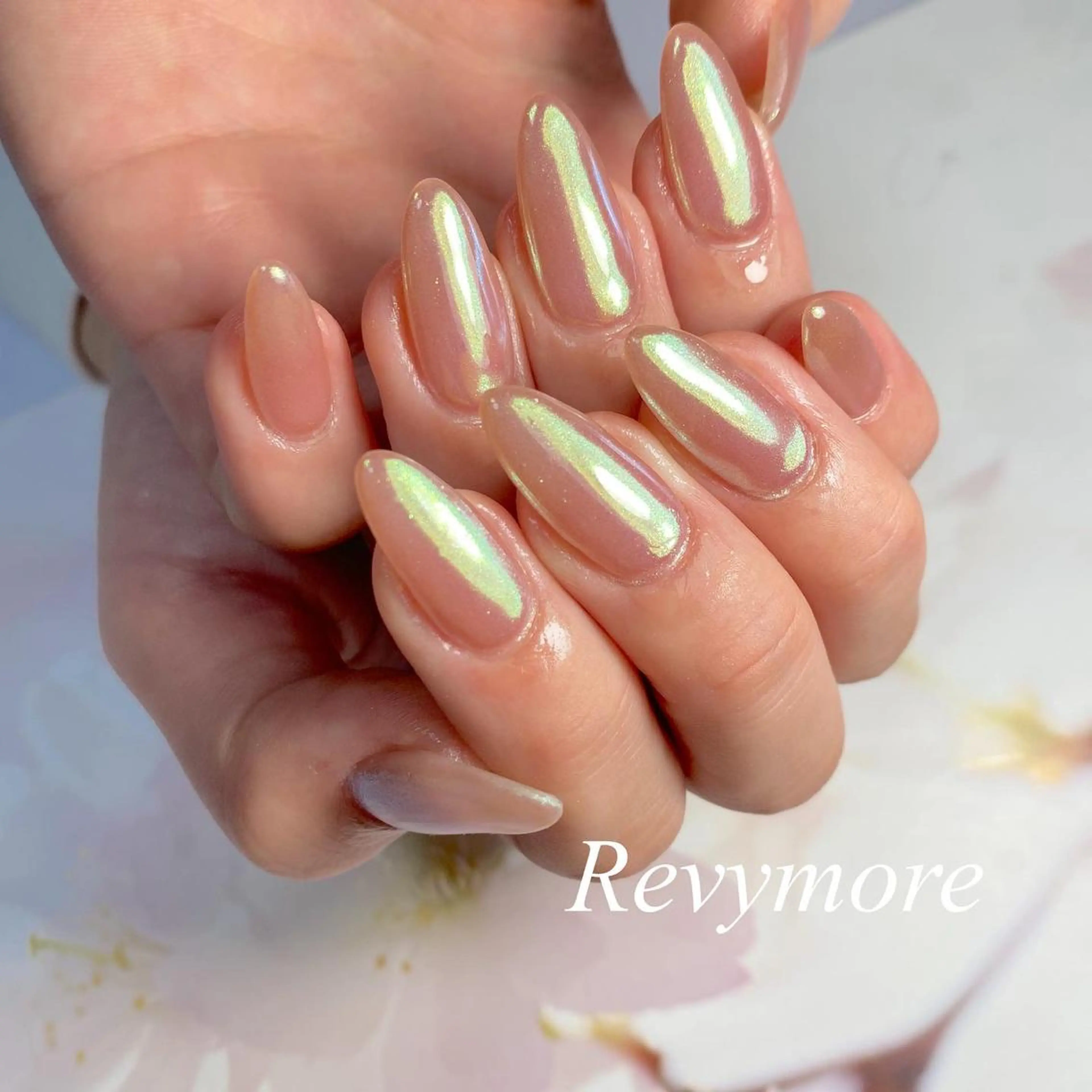 ミディアム ネイル オーロラネイル ジェルネイル ミラーネイル ニュアンスネイル オフィスネイル nail salon Revymoreのネイルデザイン