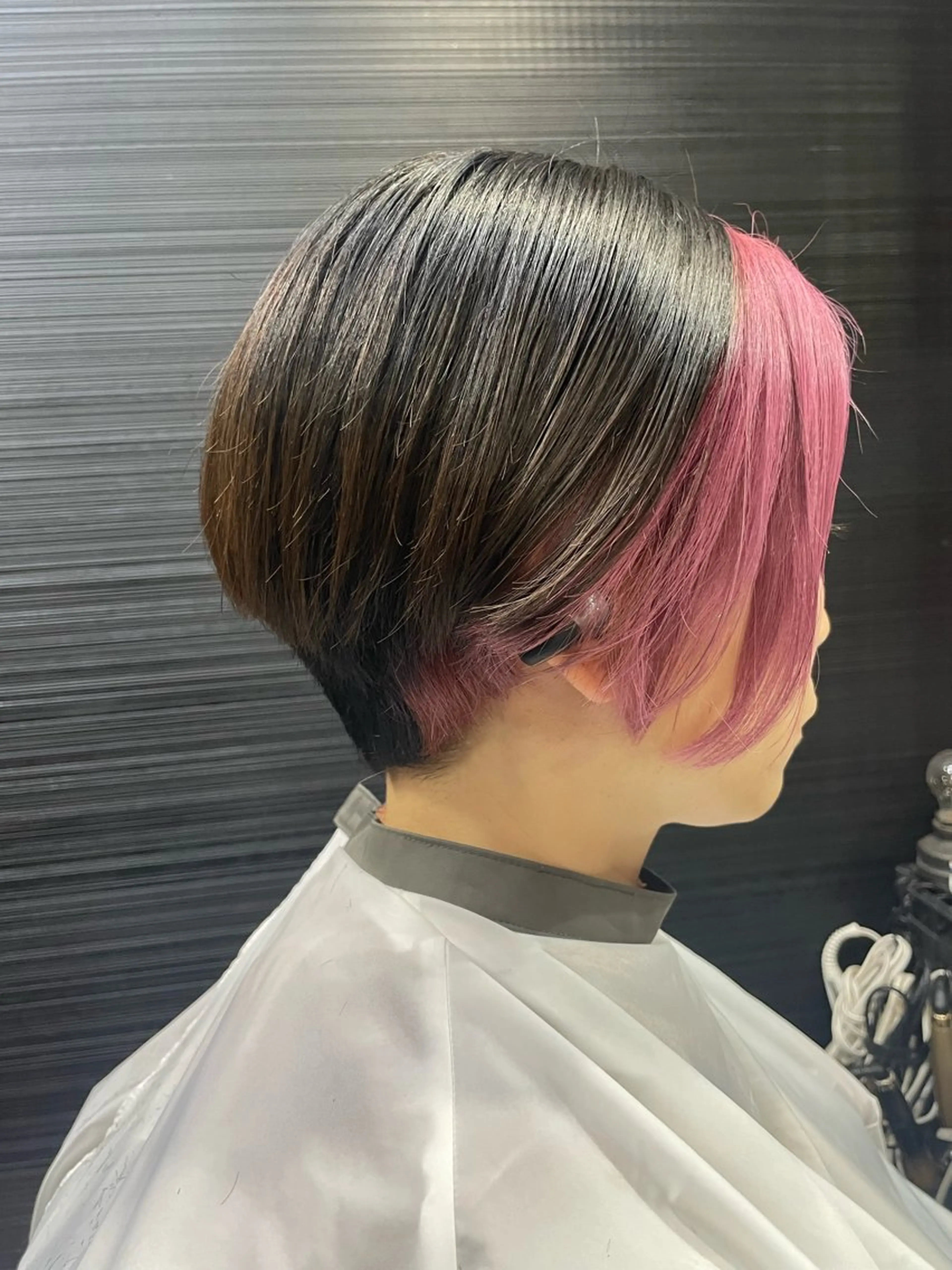 ショート カラー ブリーチ カシス グラデーションカラー ピンクカラー ボブ ヘアカラー トリートメント 山本 雅由のヘアスタイル