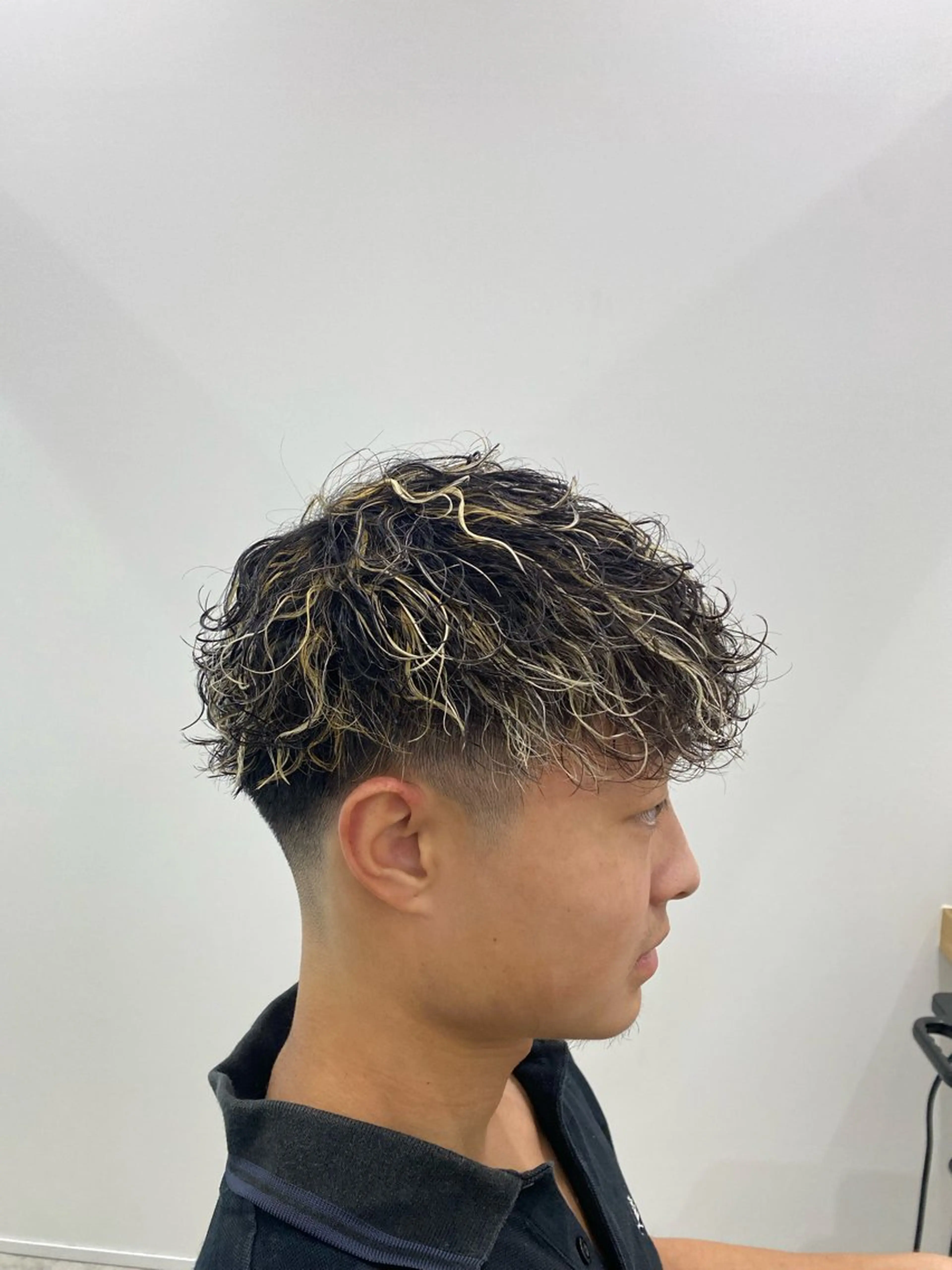 ショート カラー パーマ メンズ フェードカット メンズハイライト メンズパーマ 波巻きパーマ ハイライトカラー Go today  シェアサロン札幌nix店所属・メンズ特化✂︎ ✂︎sunのヘアスタイル