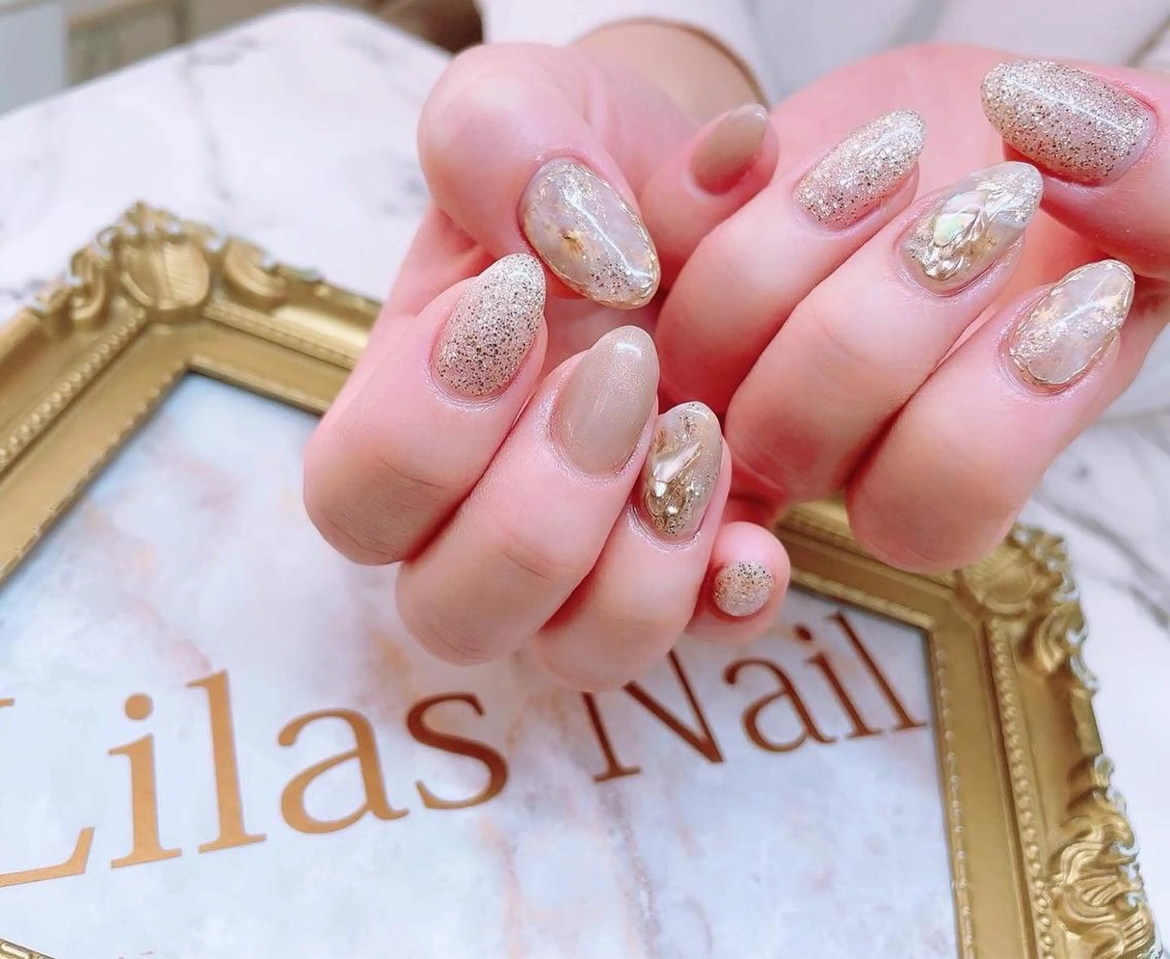 ネイル ブラウン 入学式 ゴールド 卒業式 キラキラネイル Lilas Nailのネイルデザイン