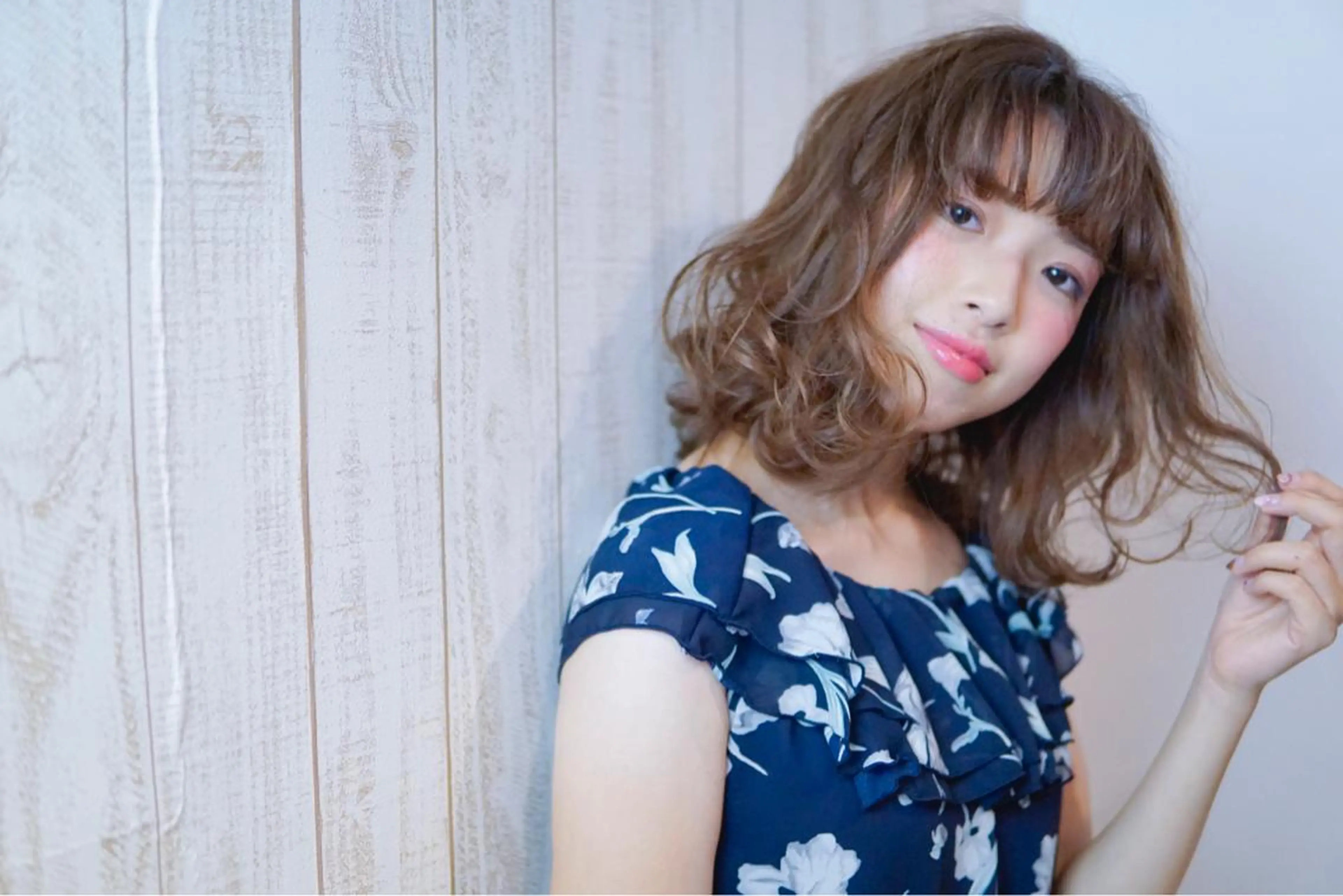 ミディアム カラー パーマ シースルーバング 髪質改善、エクステ 山口卓哉のヘアスタイル