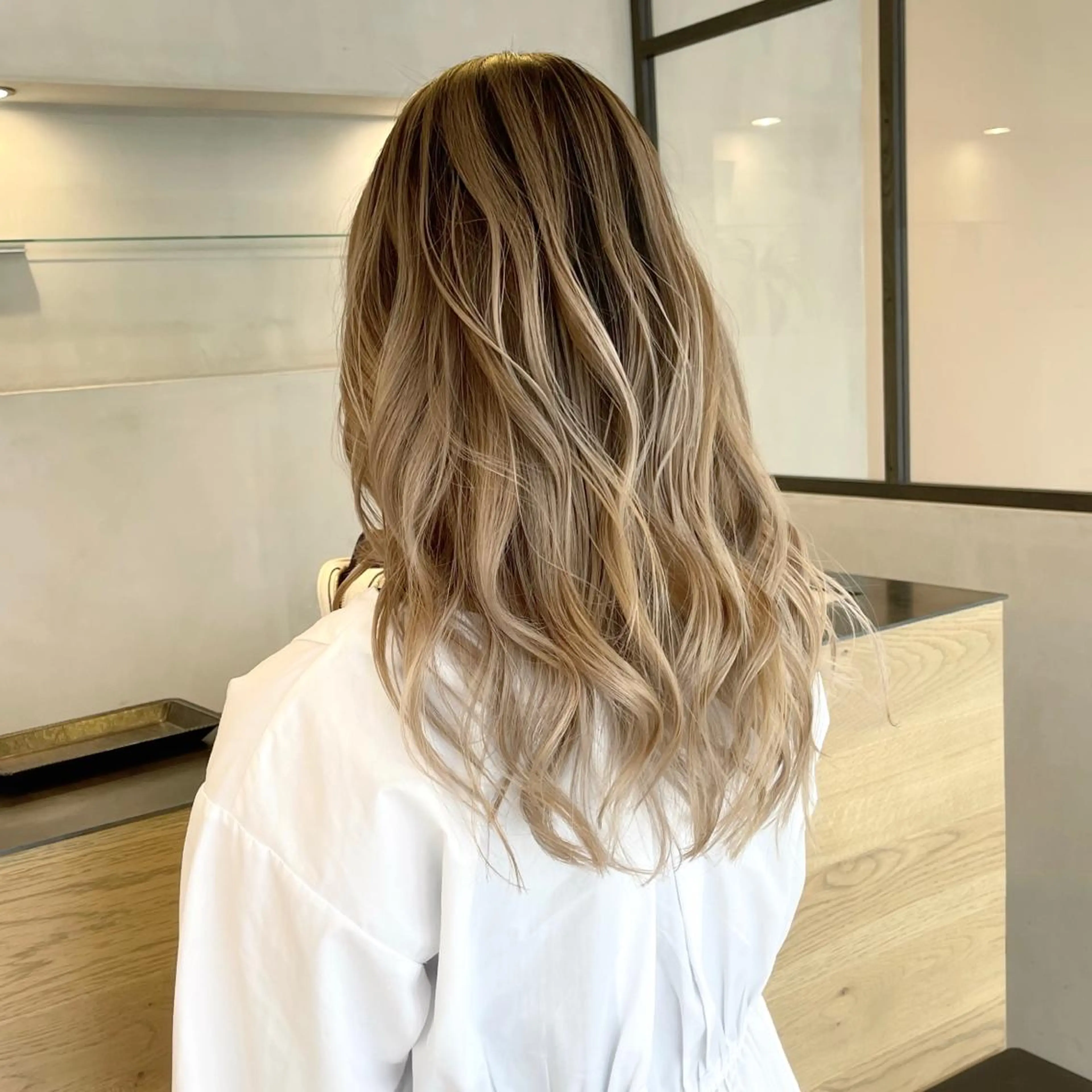 セミロング カラー ヘアアレンジ バレイヤージュ デザインカラー ハイライトカラー 外国人風カラー ハイライト カット ヘアカラー トリートメント アンドウ ユウ/ レイヤーカット/韓国のヘアスタイル