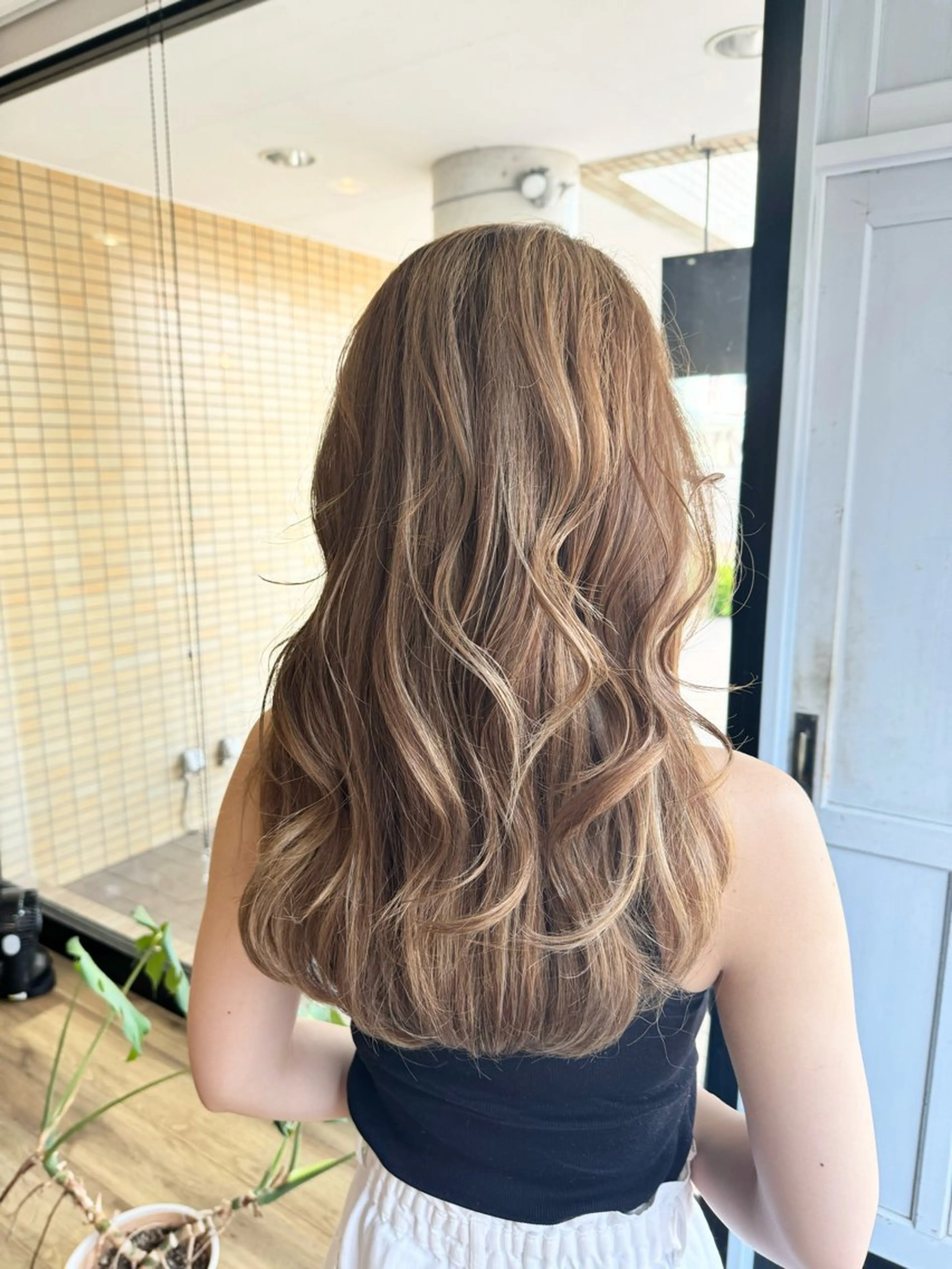 ロング カラー ベージュカラー ハイライトカラー ハイライト ヘアカラー トリートメント ツキダテ ユイのヘアスタイル