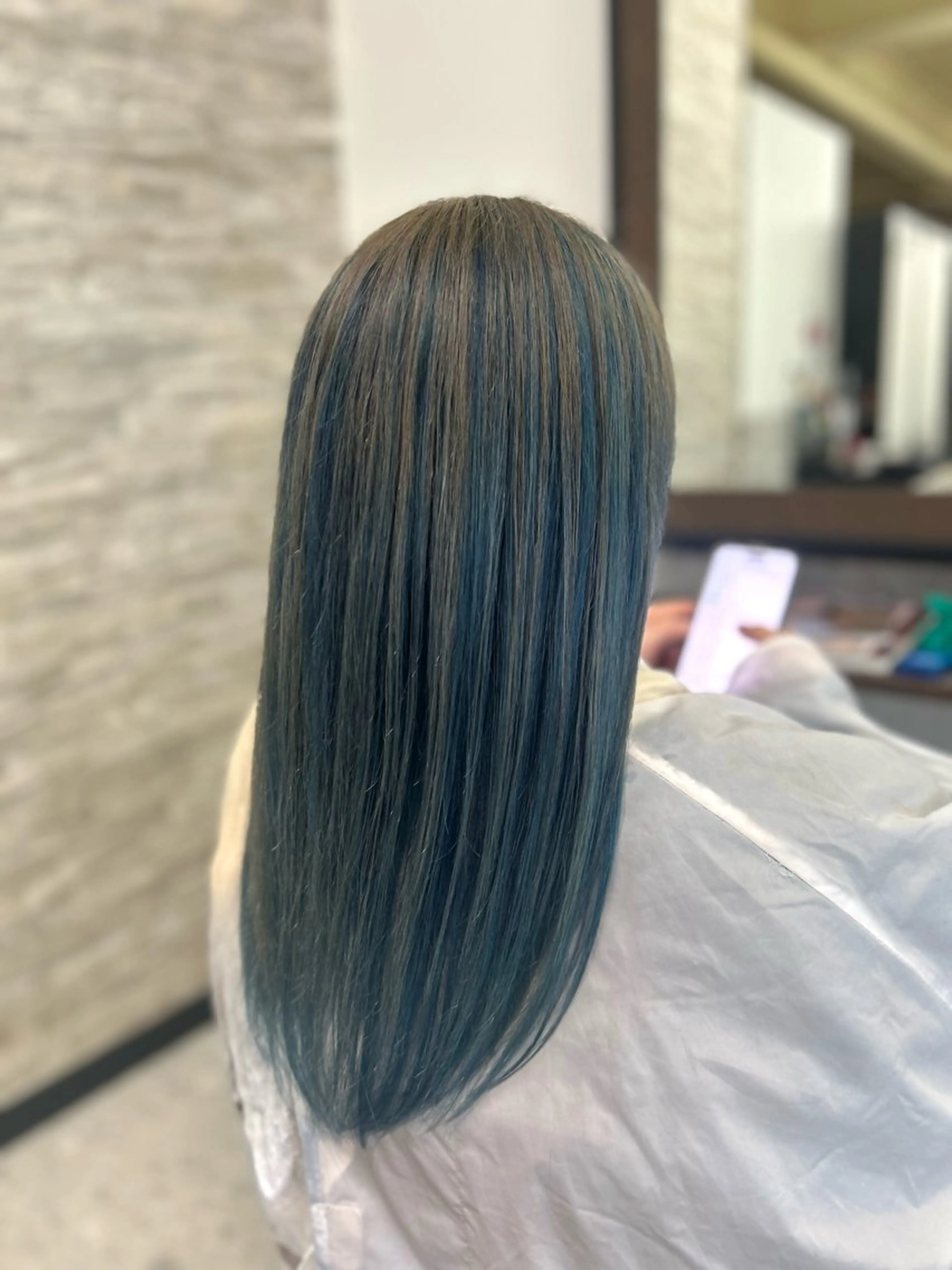 ロング カラー ブルーカラー シルバー 長浜 小晴のヘアスタイル