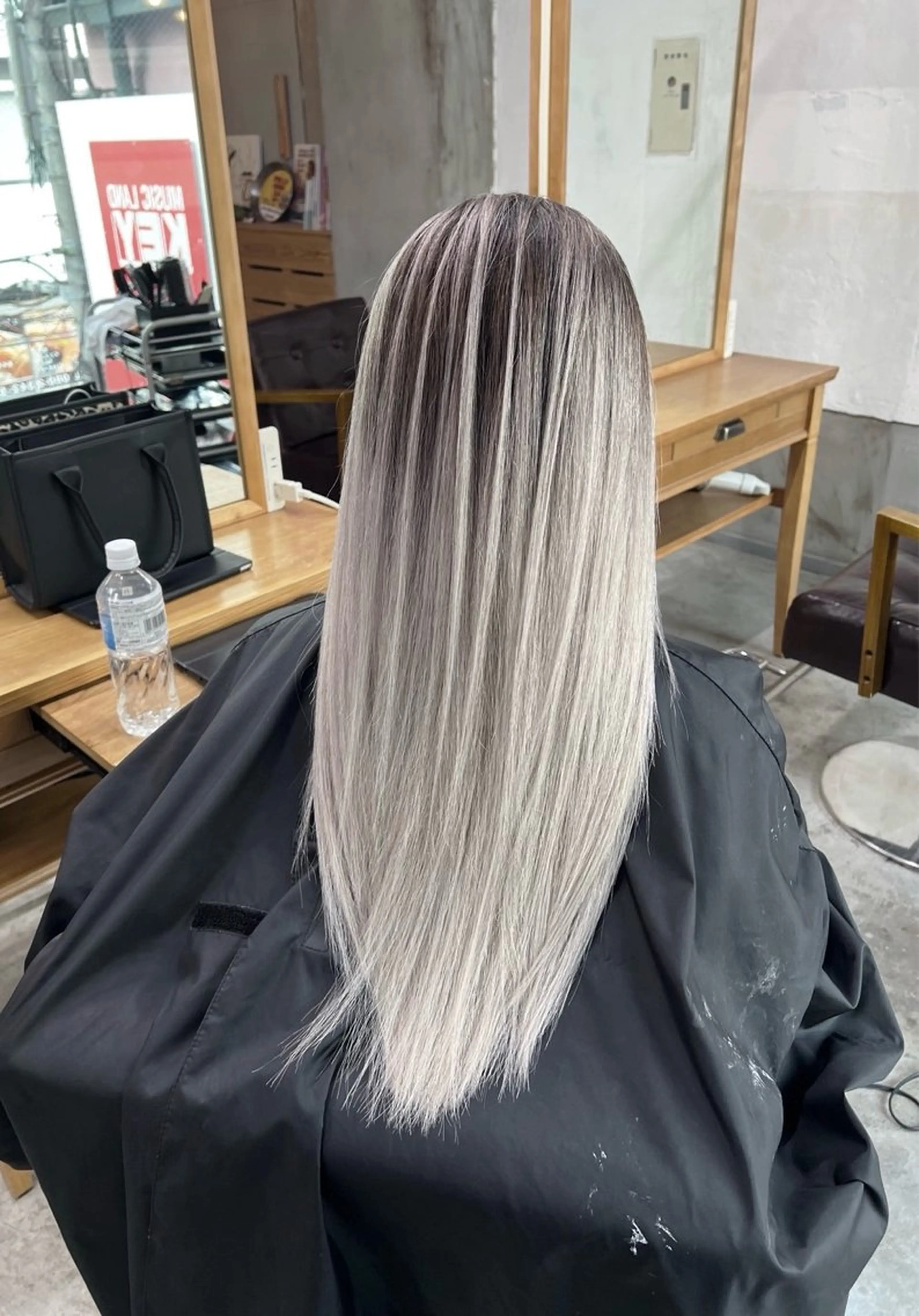 ロング カラー バレイヤージュ シルバー ホワイトシルバー レイヤーカット ヘアカラー トリートメント 指名数No.1 /NAOYAのヘアスタイル