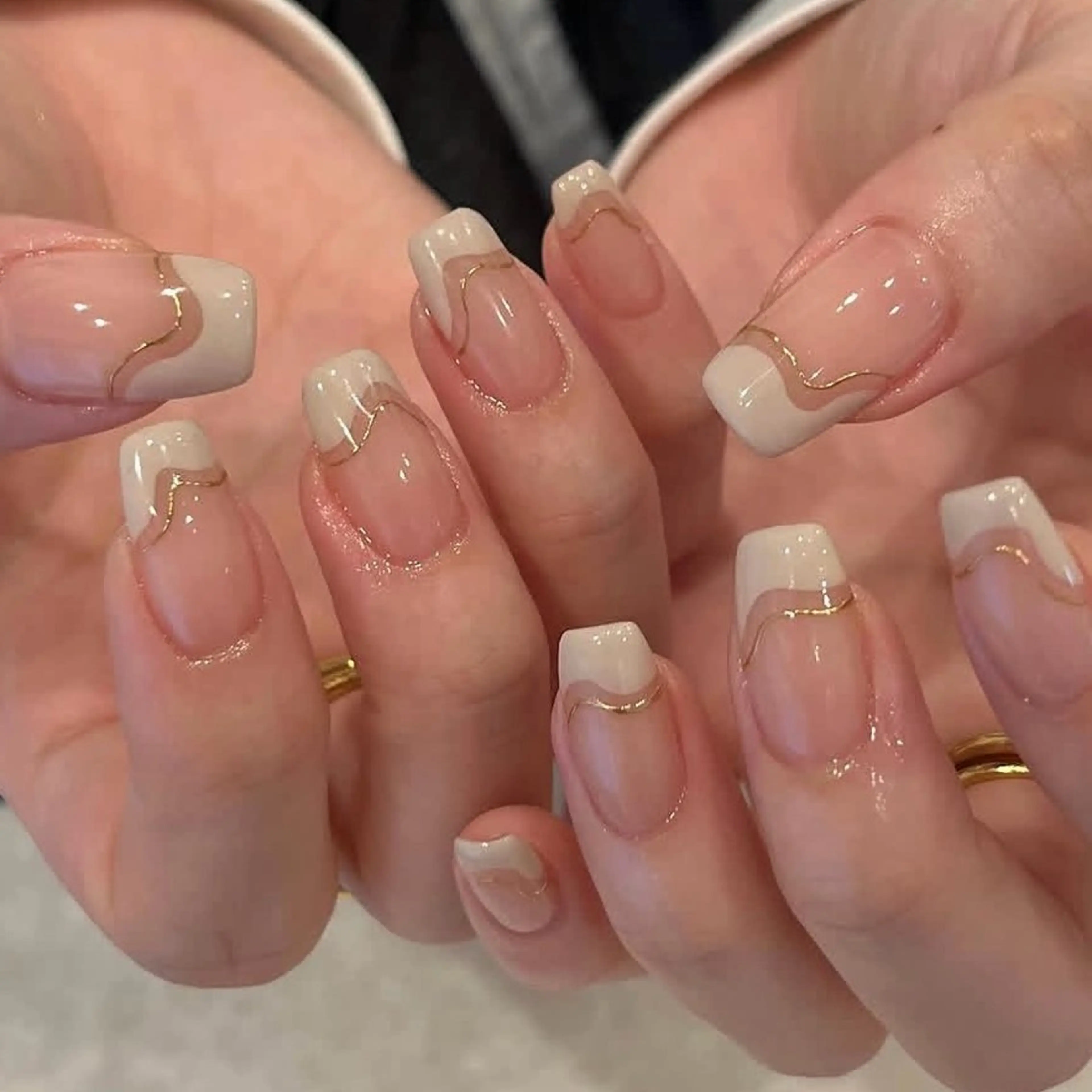 ニュアンスうねうねフレンチネイルの写真