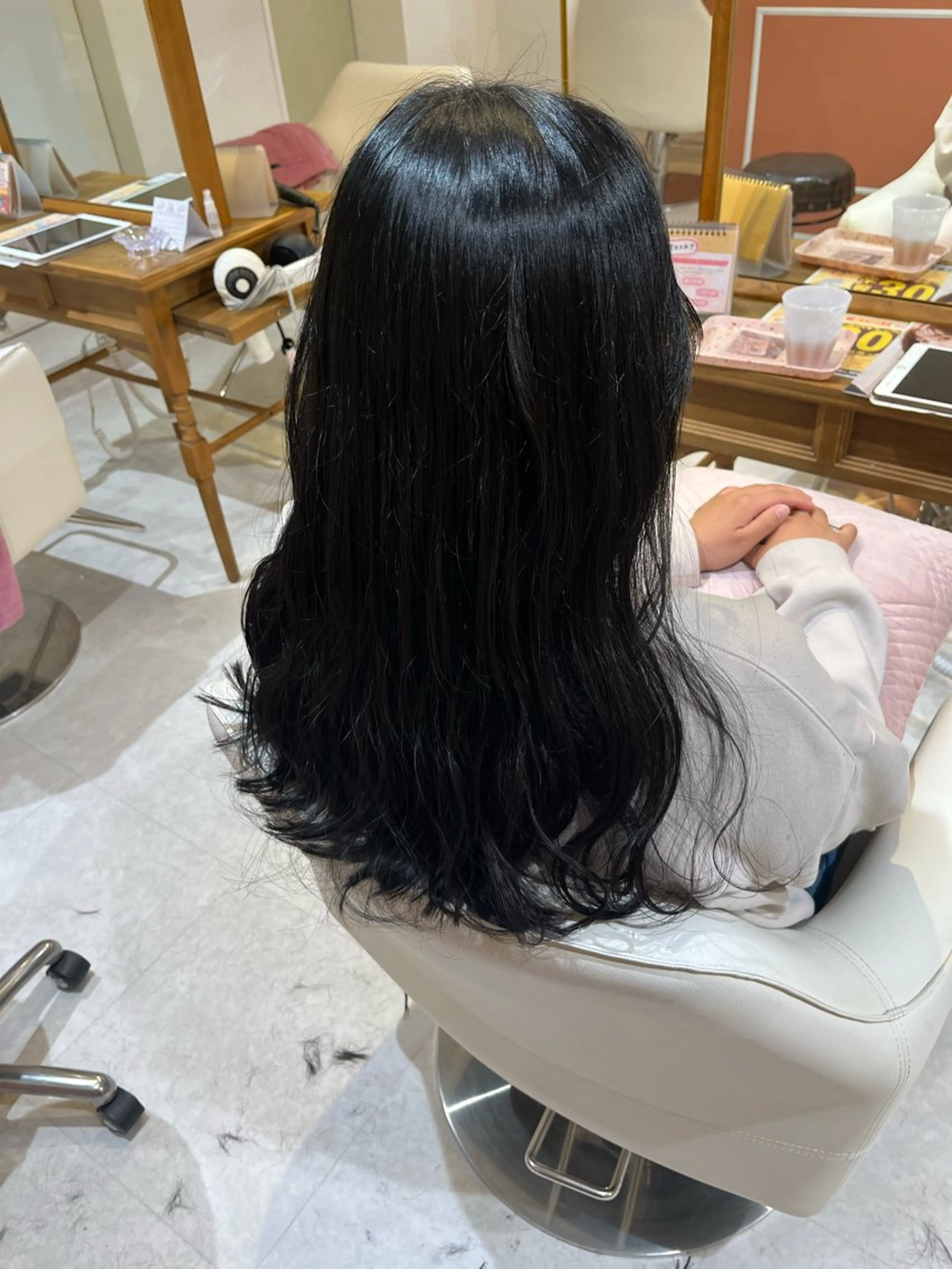 セミロング ヘアカラー 梛木 唯のヘアスタイル
