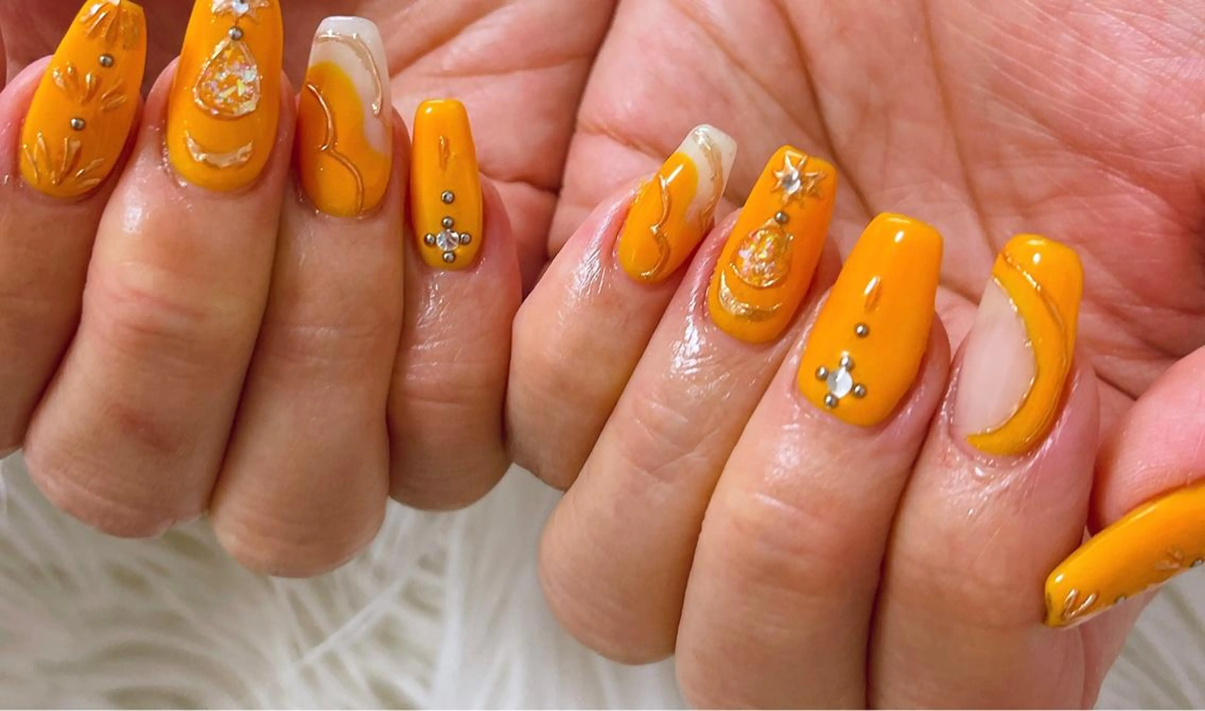 ネイル ミラーネイル ニュアンスネイル オレンジ 夏ネイル ハンドネイル 松田 由真のネイルデザイン