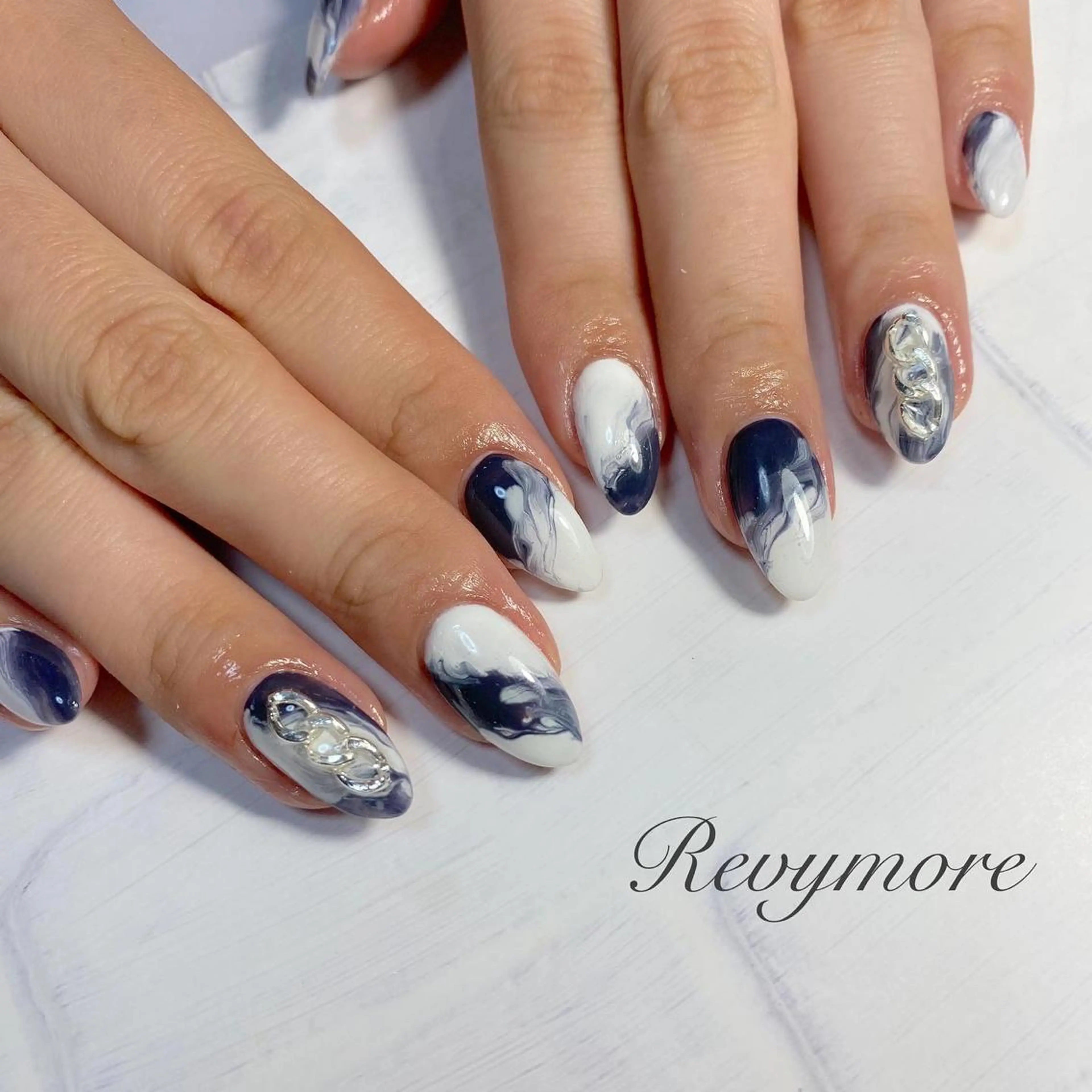 ミディアム ネイル 韓国風ヘア ジェルネイル キラキラネイル 韓国ネイル ニュアンスネイル nail salon Revymore所属・nail salon Revymoreのネイルデザイン