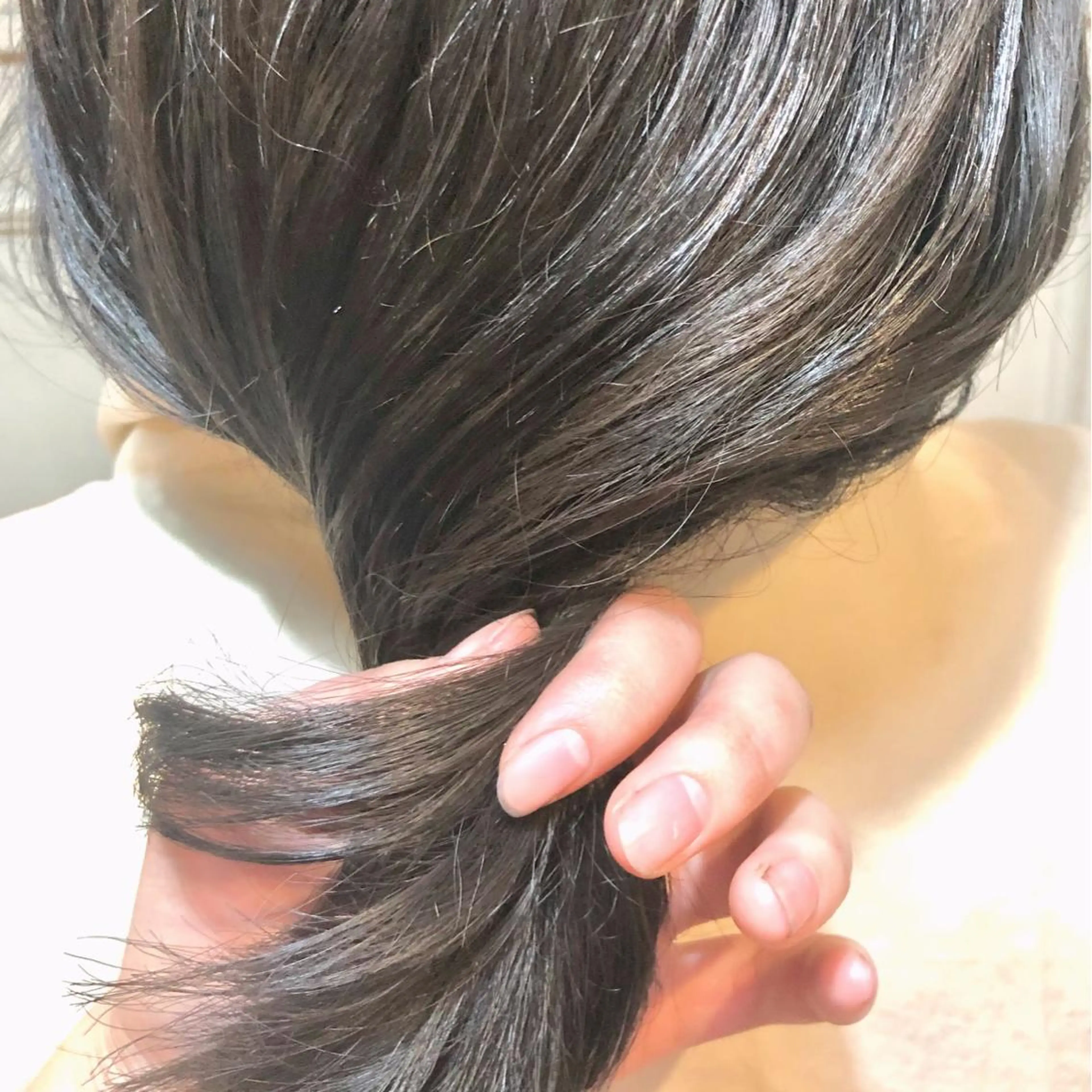 ミディアム AYANO ／レイヤー／オリーブのヘアスタイル