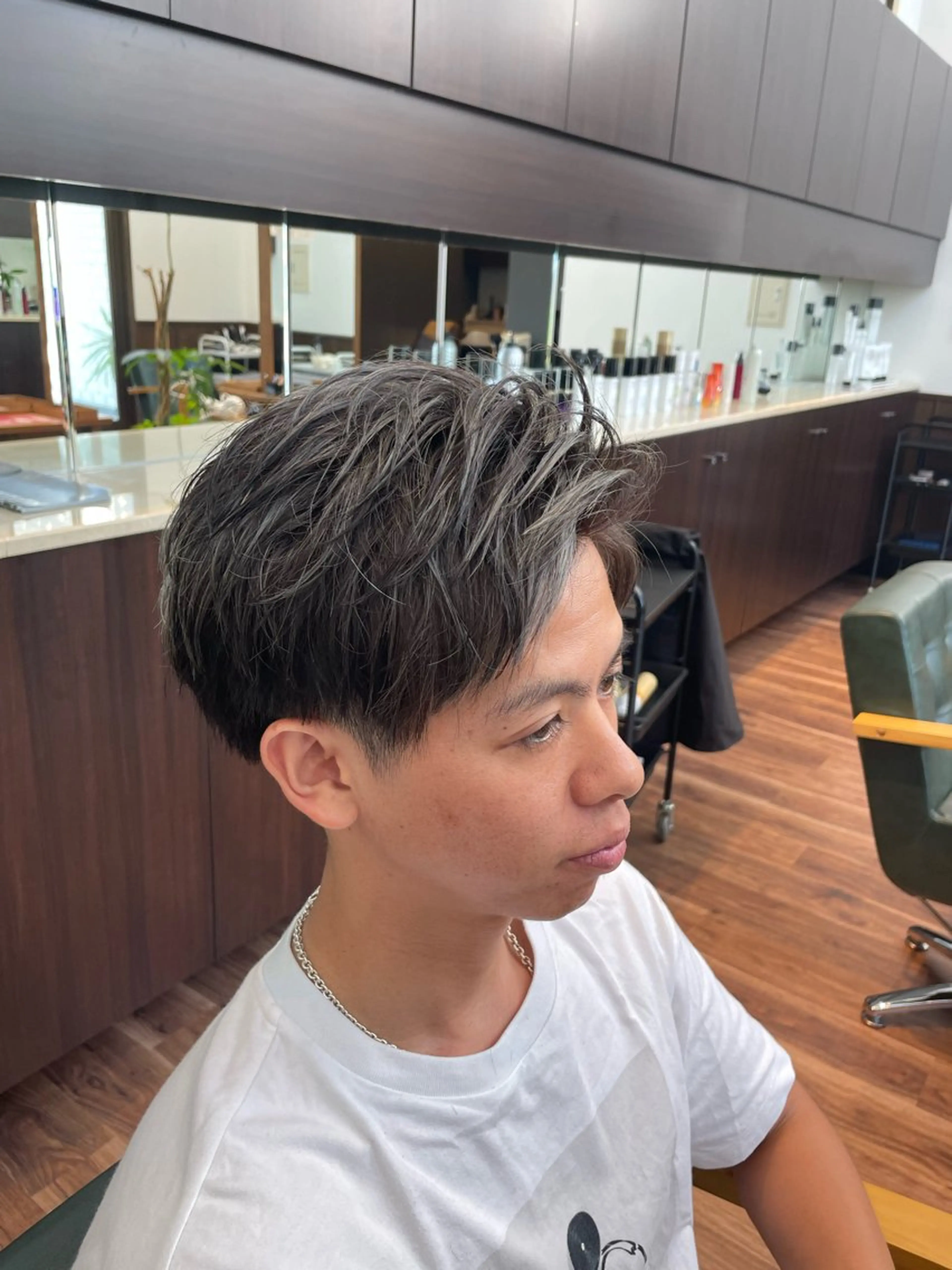 カラー メンズ メンズブリーチ メンズハイライト アッシュ 黒髪 ブリーチ カット 長屋 裕也のヘアスタイル