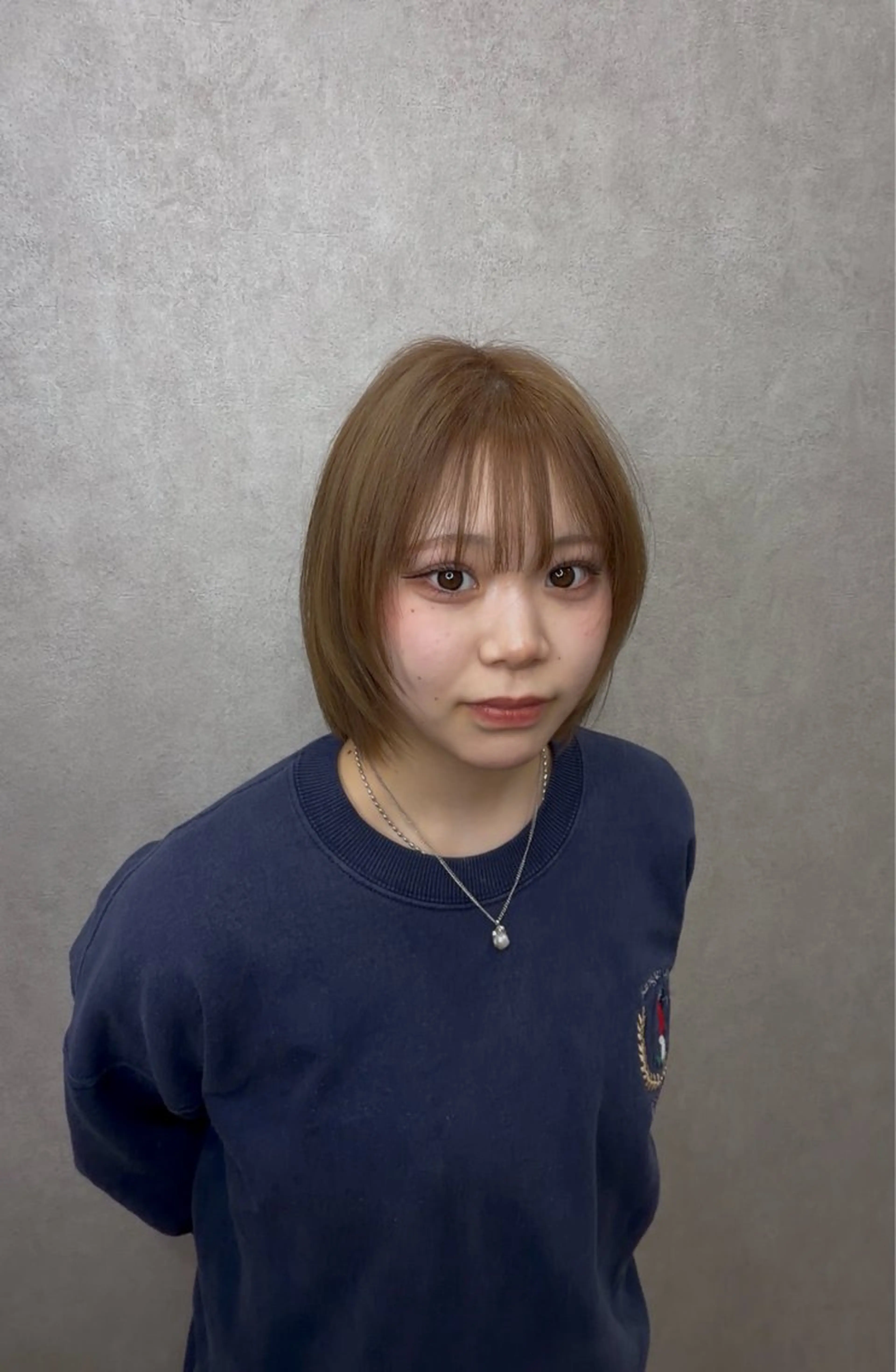 ミディアム カラー ベージュカラー 黒髪 ブリーチ ミルクティーベージュ ヘアカラー 石塚 光流のヘアスタイル