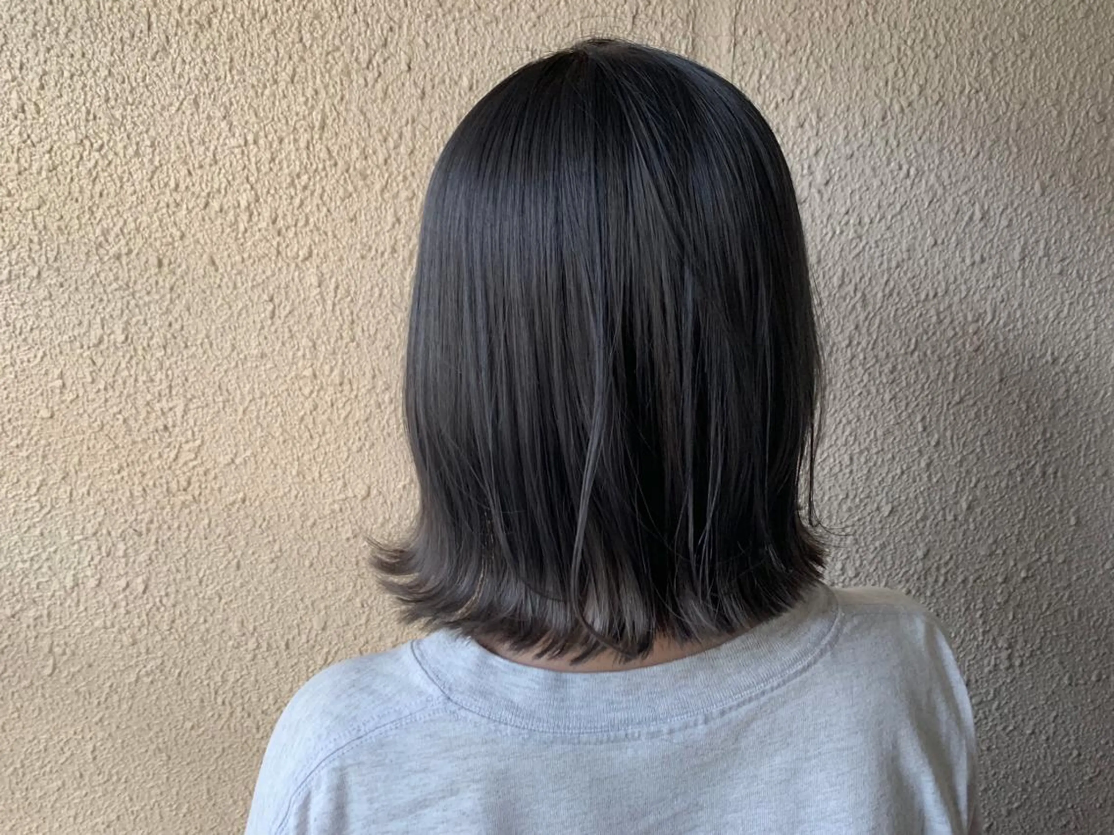 ミディアム カラー アッシュ アッシュグレー ブリーチ ボブ 外ハネヘア サダハルカ ｜chouetteのヘアスタイル
