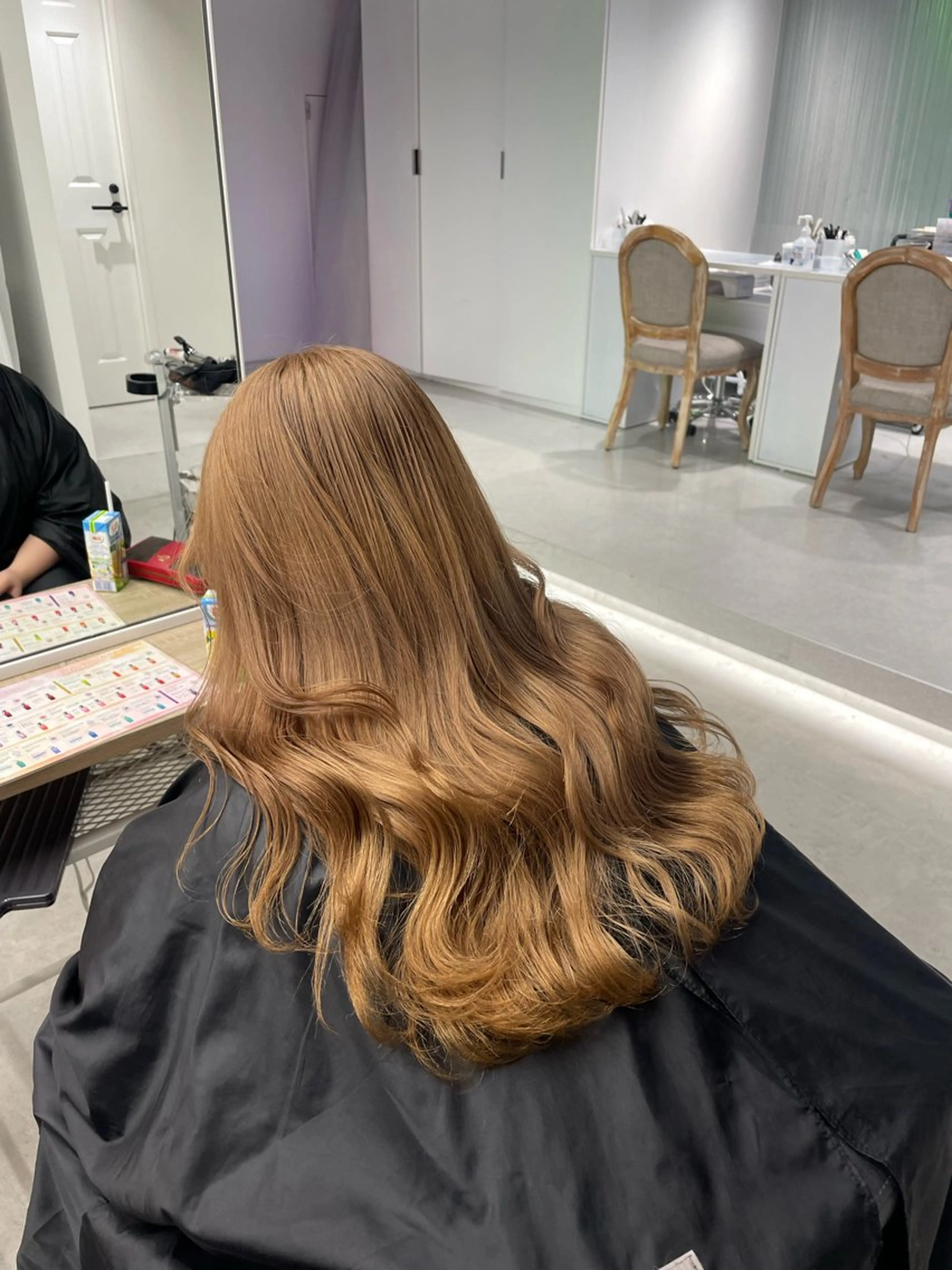 ミディアム 顔まわりレイヤー 顔周りカット 髪質改善 レイヤーカット トリートメント ARISA︎ メンズハイトーンのヘアスタイル