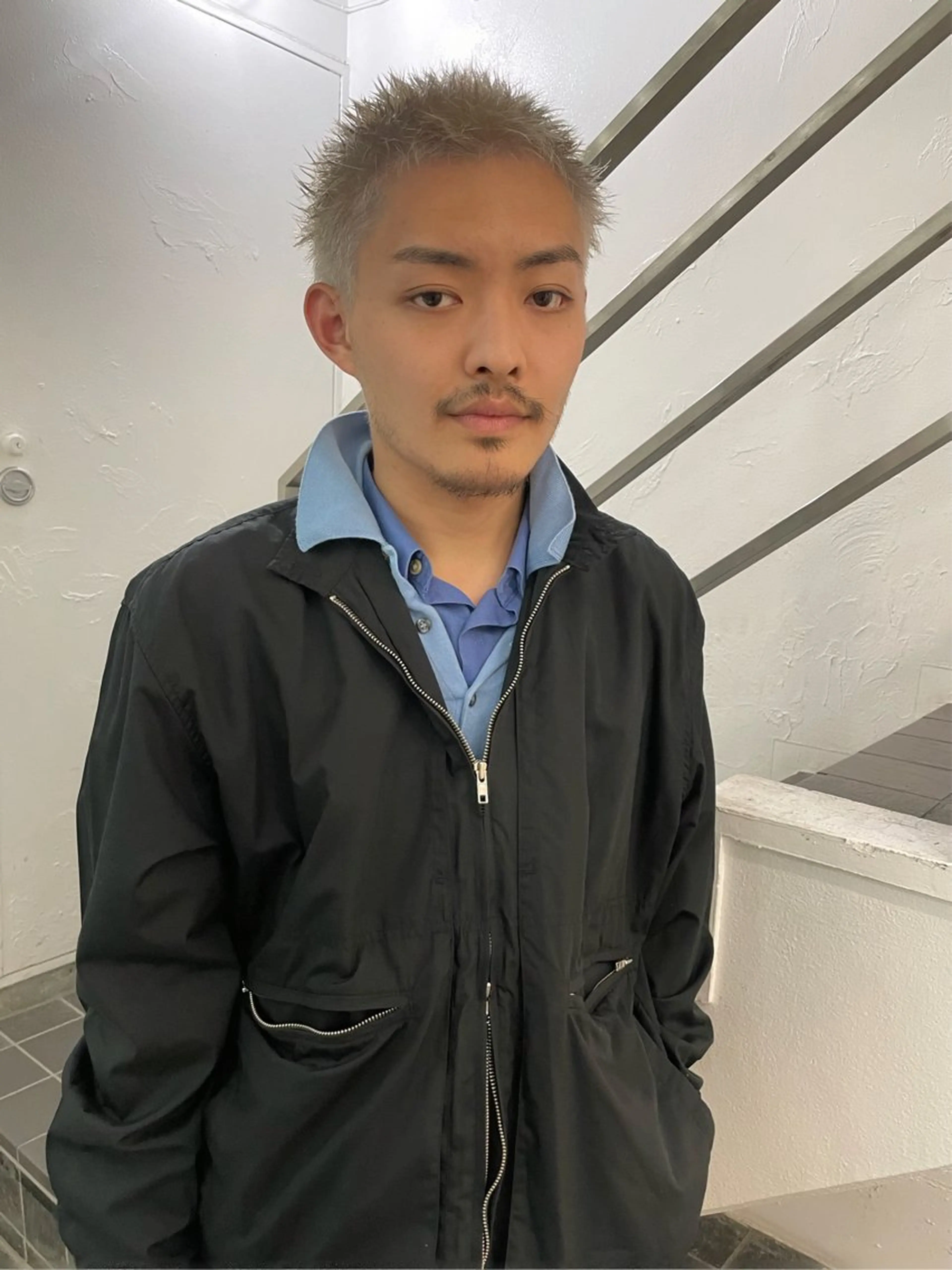 ショート カラー メンズ メンズブリーチ センターパート メンズハイライト メンズハイトーン メンズインナーカラー カット ヘアカラー トリートメント スパイラルパーマ 🌐hina⭐️のヘアスタイル