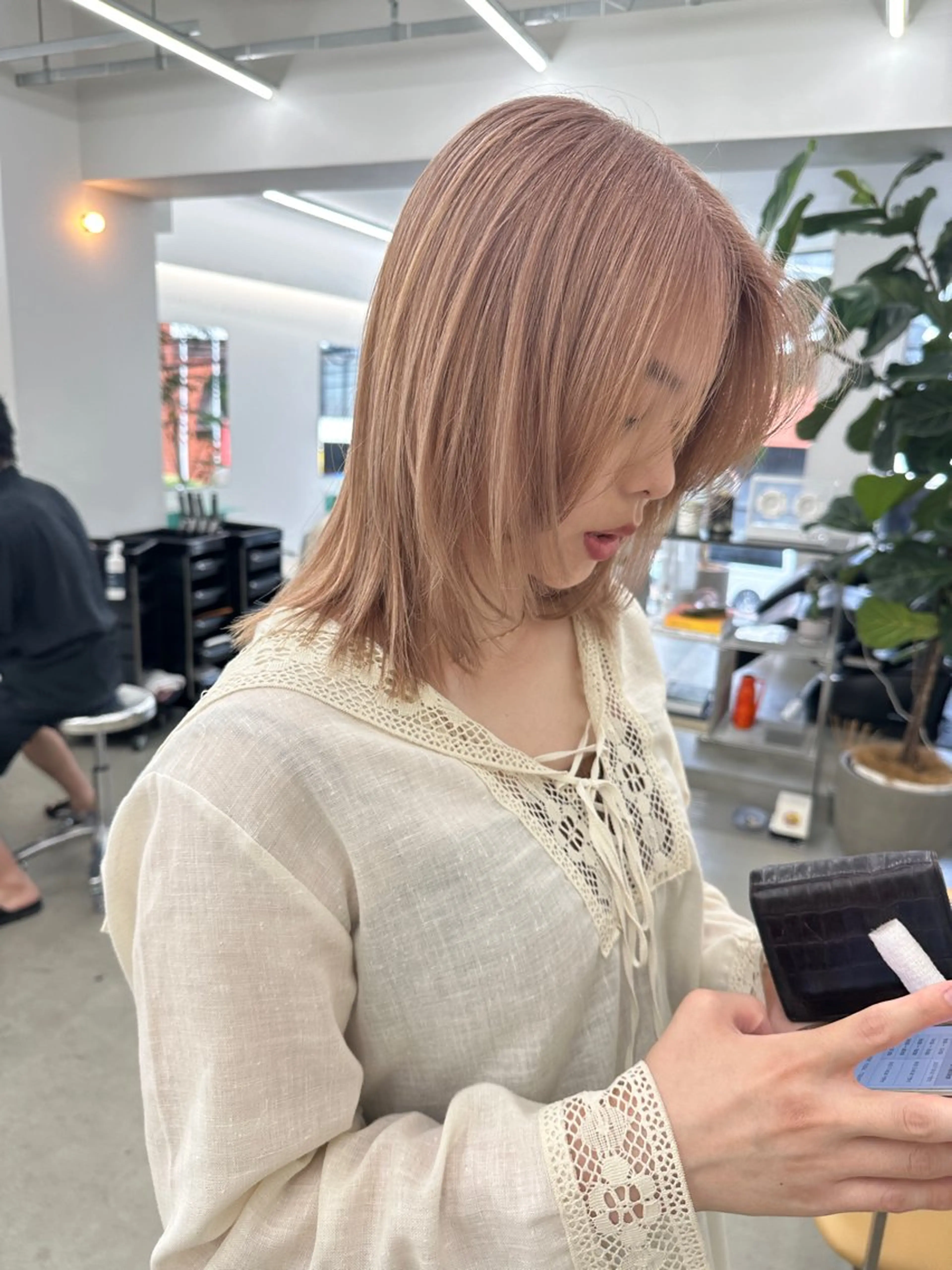 ミディアム カラー ミディアムレイヤー ベージュカラー ブリーチ ペールベージュ レイヤーカット ボブ/レイヤー/ケア パーマ/リュウタのヘアスタイル