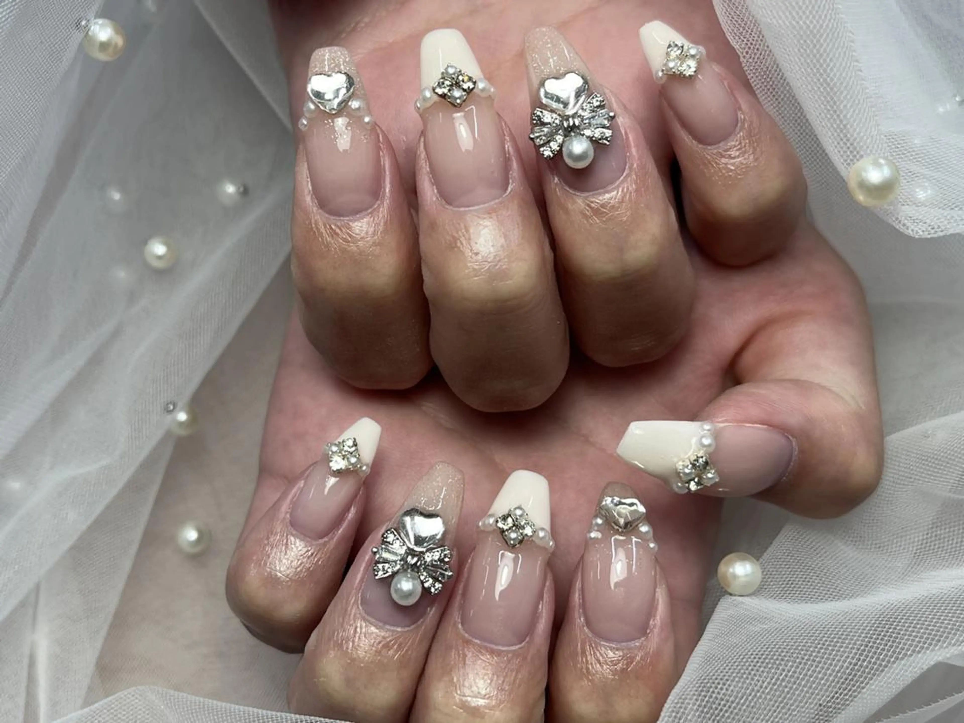 ネイル フレンチネイル ハート リボン ストーンネイル ブライダルネイル ハンドネイル ToliyDeliy Nail Salonのネイルデザイン